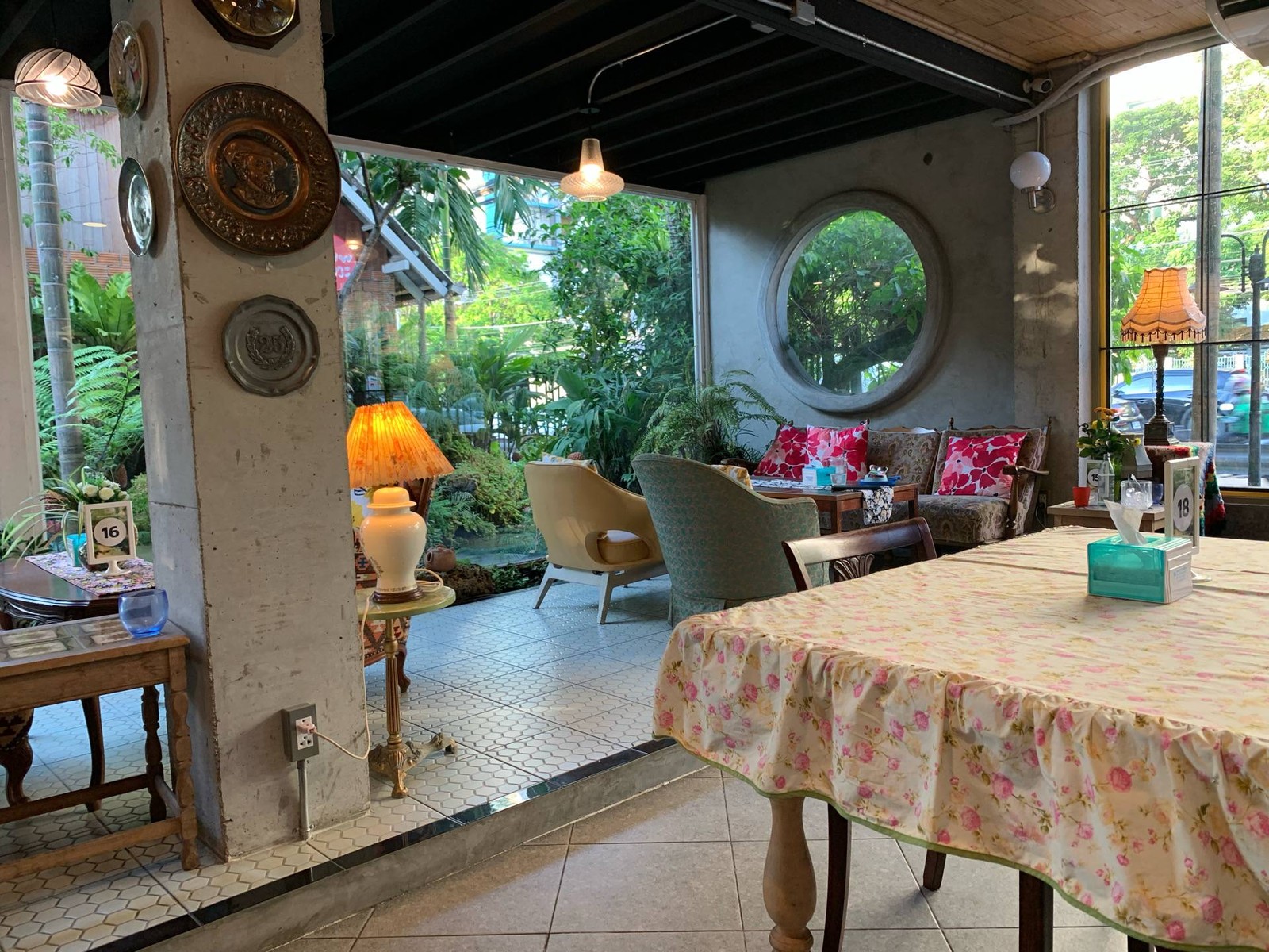 หมึกผัดไข่เค็ม ร้าน โอยั๊วะ การ์เด้นแอนด์เรสเตอร์รองท์