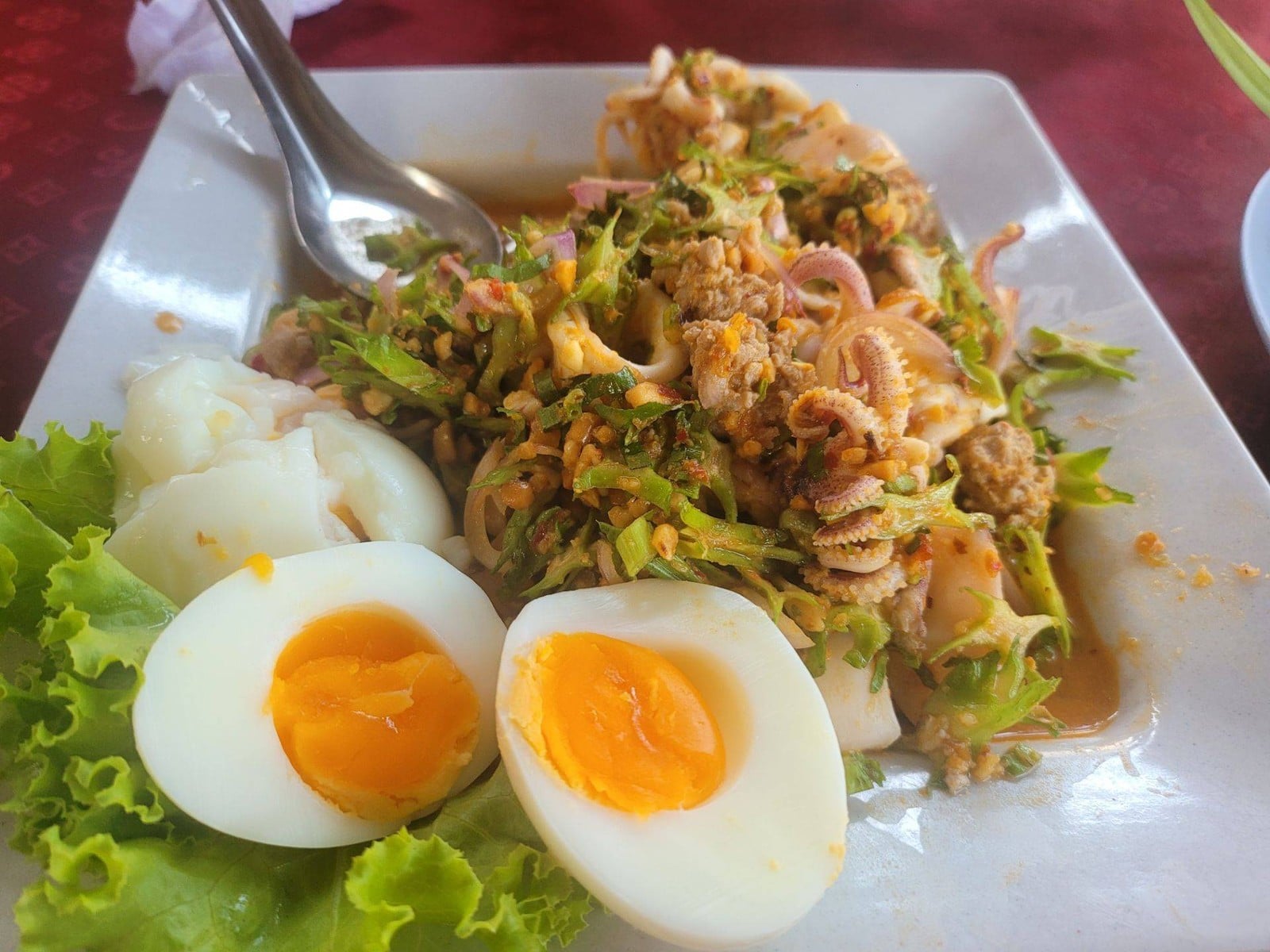 ยำถั่วพลูปลาหมึกไข่ต้ม • แซ่บ อร่อยมากอาหารจานใหญ่ ร้าน หาดสีทอง ซีฟู๊ด ...