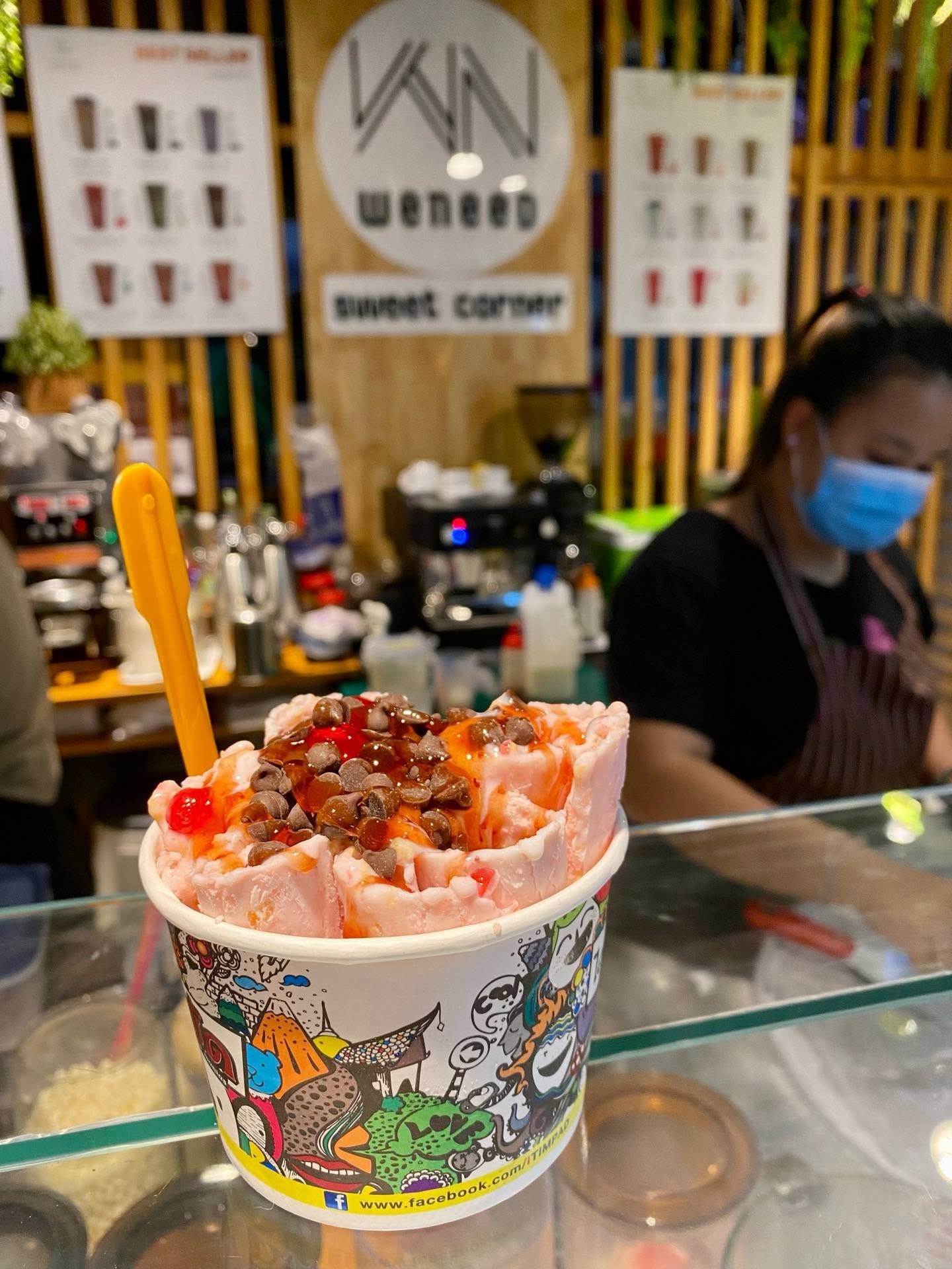 ไอติมผัด • สตรอว์เบอร์รี เยลลี ช็อคโกแลตชิพ ร้าน WENEED sweet corner แม่สาย Wongnai