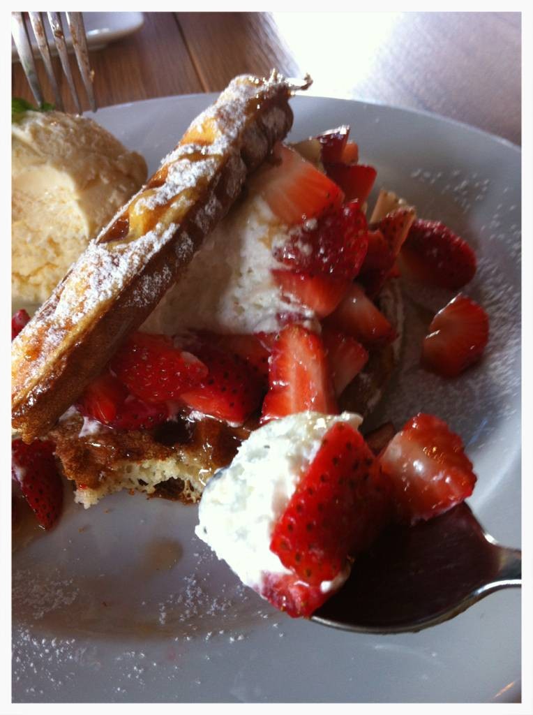 รีวิว Roast Coffee & Eatery ซีนสเปซ ทองหล่อ สตอเบอรี่หวานๆวาฟเฟิล