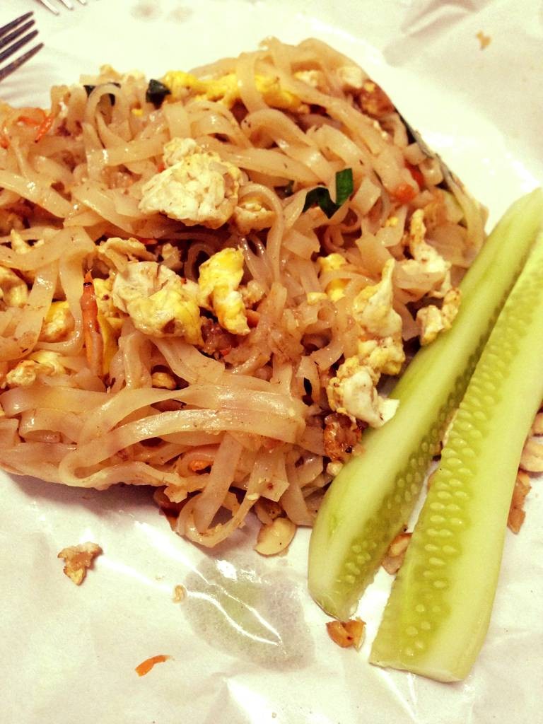 รีวิว ผัดไท โคราช ช้างเผือก - ไปซื้อมาแล้วค่ะ คุณลุงใจดีมาก ให้ตักผัก ...