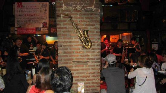 รีวิว Saxophone Pub & Restaurant - ร้านชิว แนว Jazz, Pop และ Reggae