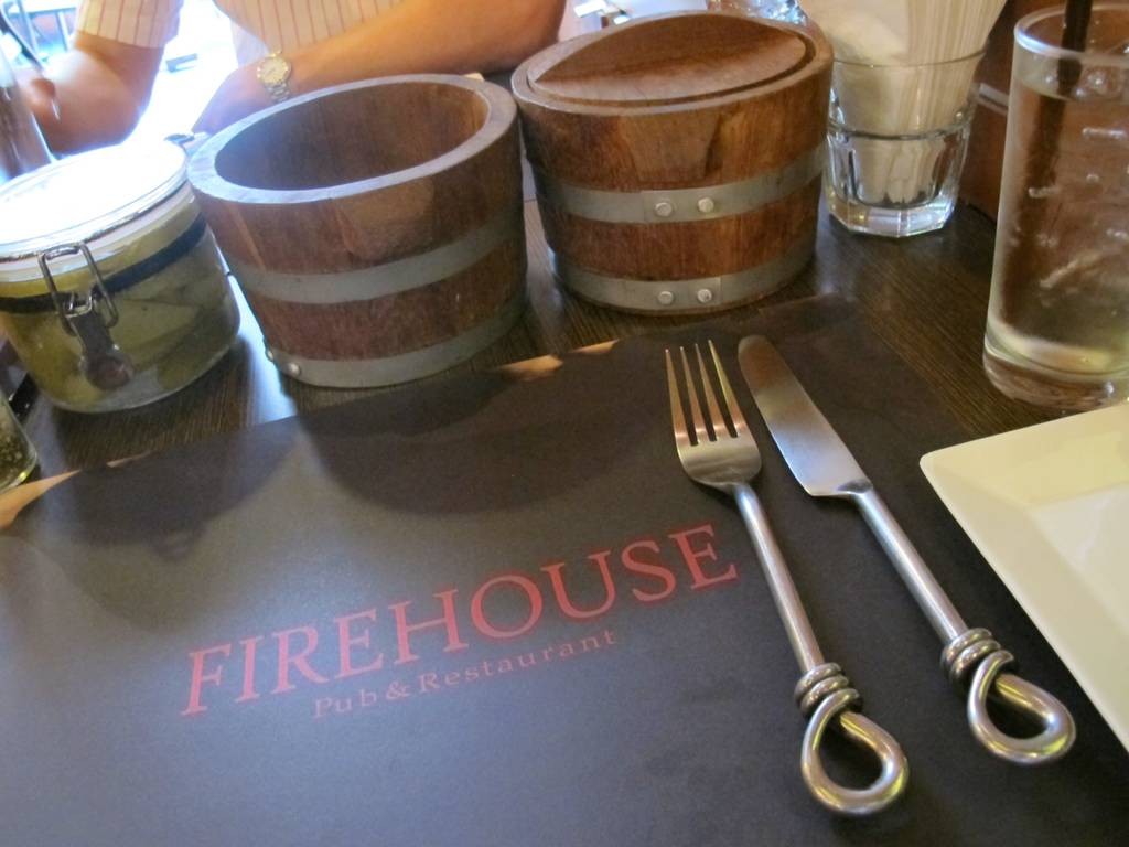 รีวิว Firehouse Pub And Restaurant - ถึงร้านจะเล็ก แต่เบอร์เกอร์ไม่เล็ก ...