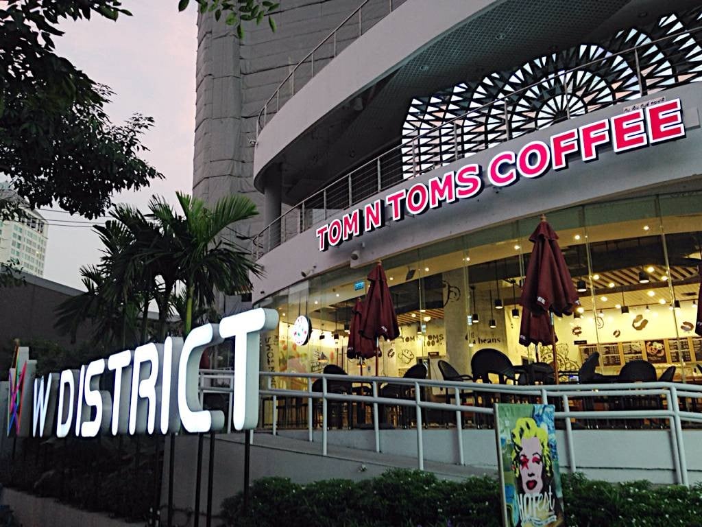 รีวิว TOM N TOMS COFFEE ดับเบิ้ลยู ดิสทริ๊ค คนเหงา ร้านเข้าใจคนเหงา