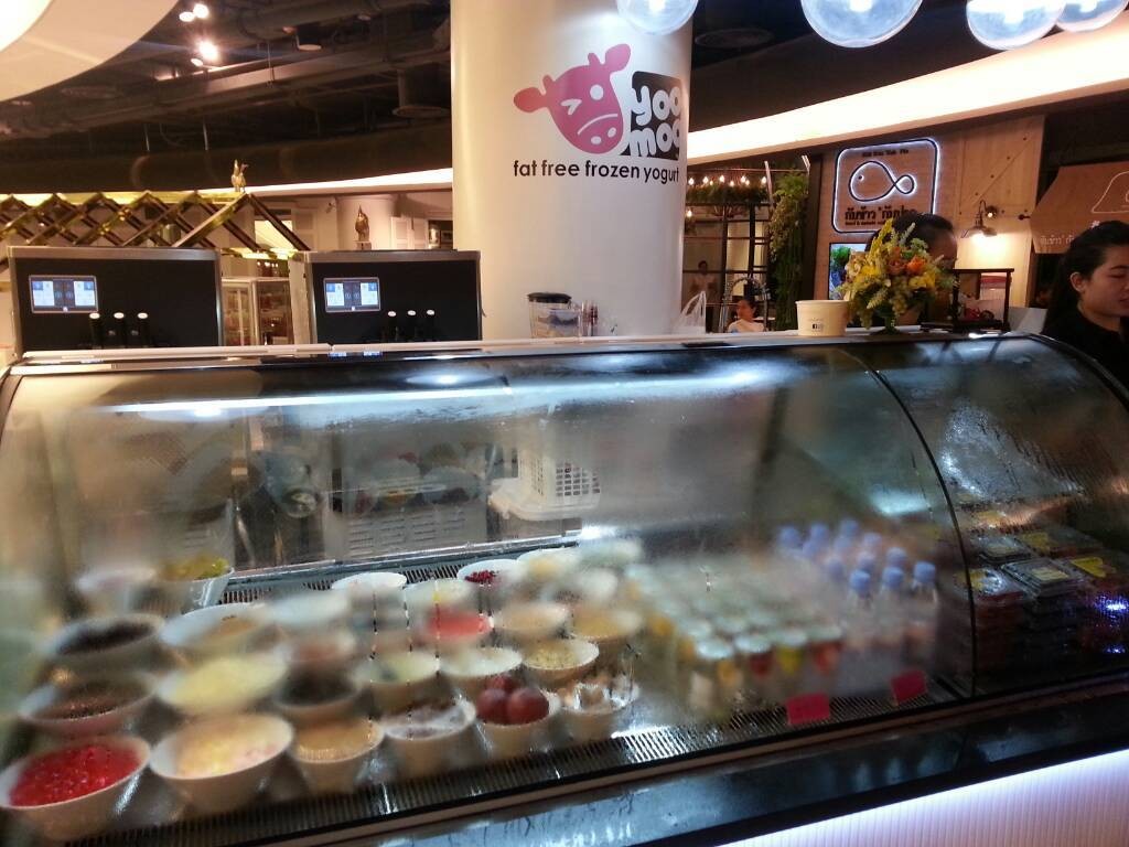 รีวิว Yoomoo Frozen Yoghurt EmQuartier Yoo Mooในห้างหรู (EmQuartier