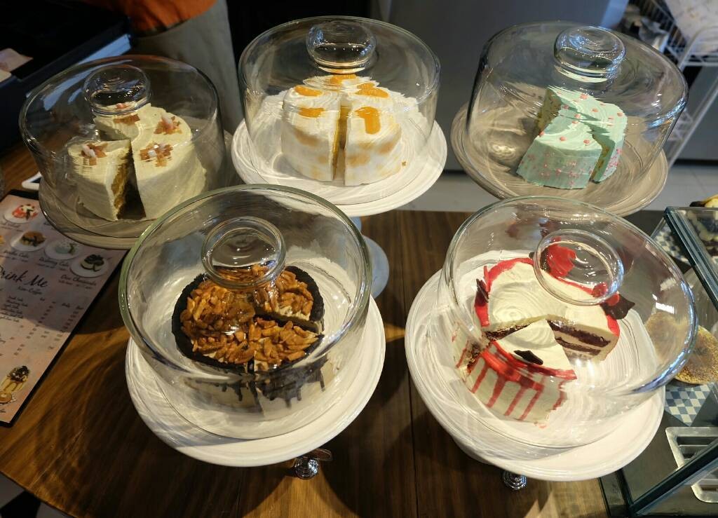 รีวิว Perhaps Rabbits' - A Lost in Wonderland - Wongnai