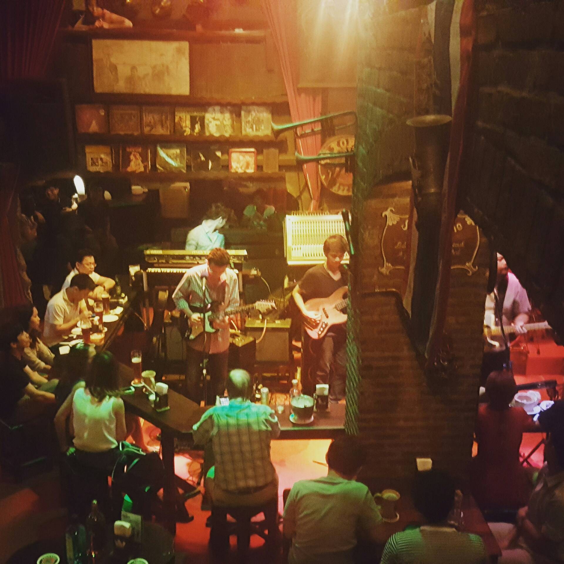 รีวิว Saxophone Pub & Restaurant อาหารอร่อยนะ เพลงเพราะ ร้านมี