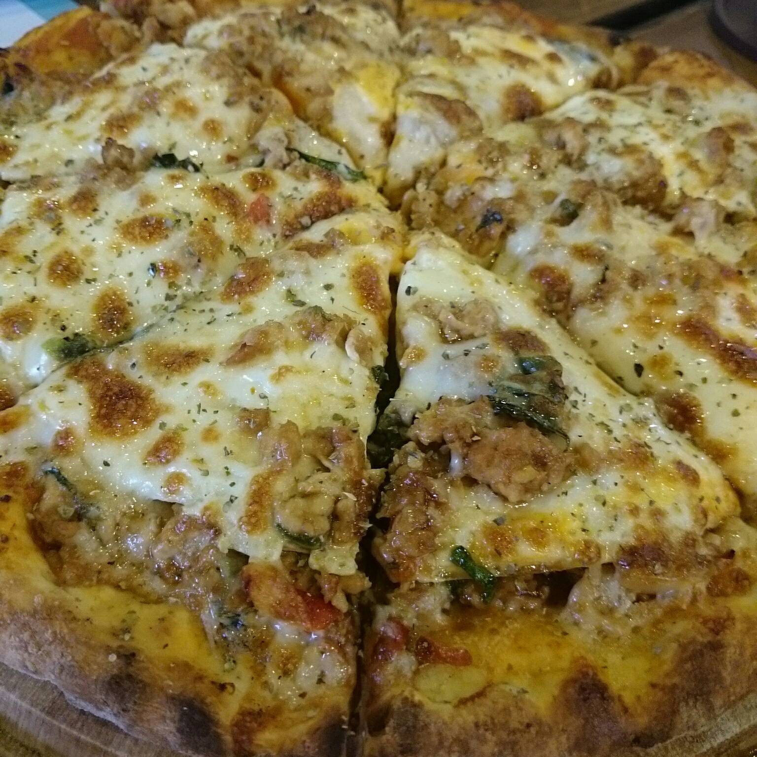 รีวิว LOAF BAKERS & BREWERS พัทยากลาง Pizza หน้ากระเพราไก่ ร้านนี้