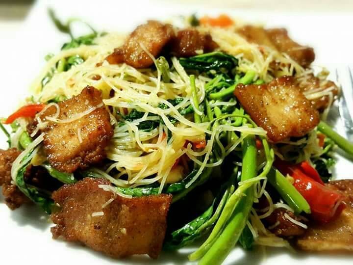 ผลการค้นหารูปภาพสำหรับ เส้นหมี่ผัดผักกระเฉดหมูกรอบ
