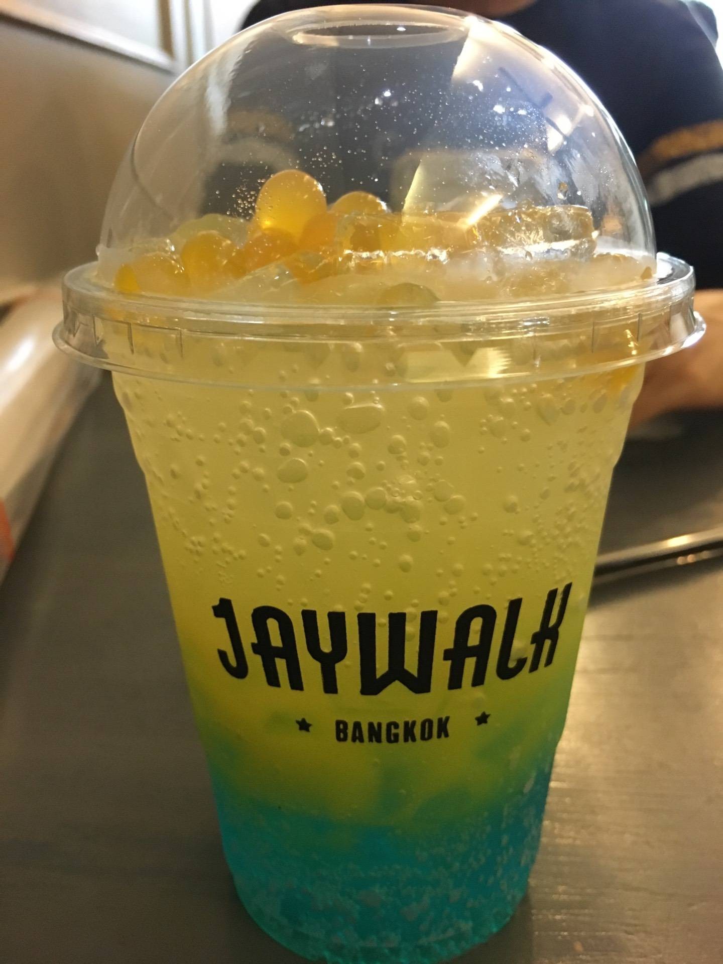 รีวิว Jaywalk Cafe ถนนพระอาทิตย์ - ร้านคาเฟ่แพนเค้กและน้ำ
