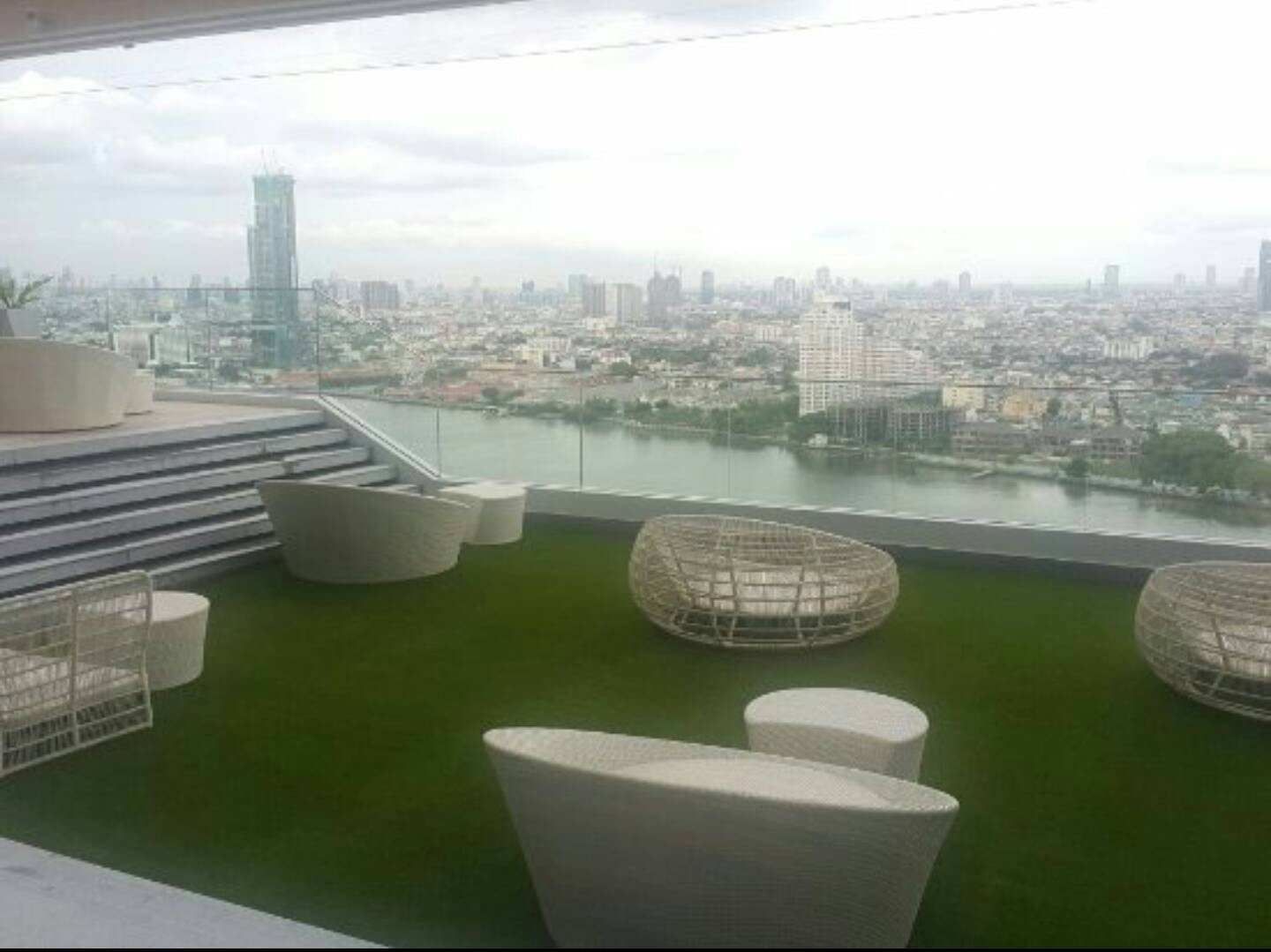 รีวิว ATTITUDE ROOFTOP BAR & RESTAURANT Avani Hotel วิวสวยโค้งแม่น้ำ