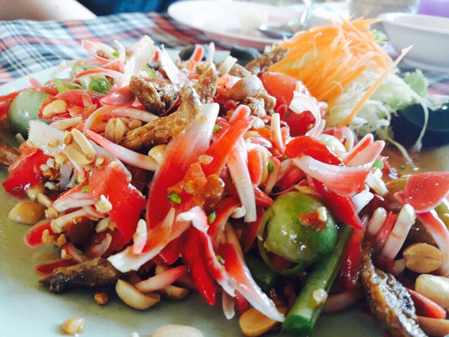 ยำดอกดาหลา ร้าน ครัวไชยพารวย ยำดอกดาหลา ร้าน ครัวไชยพารวย