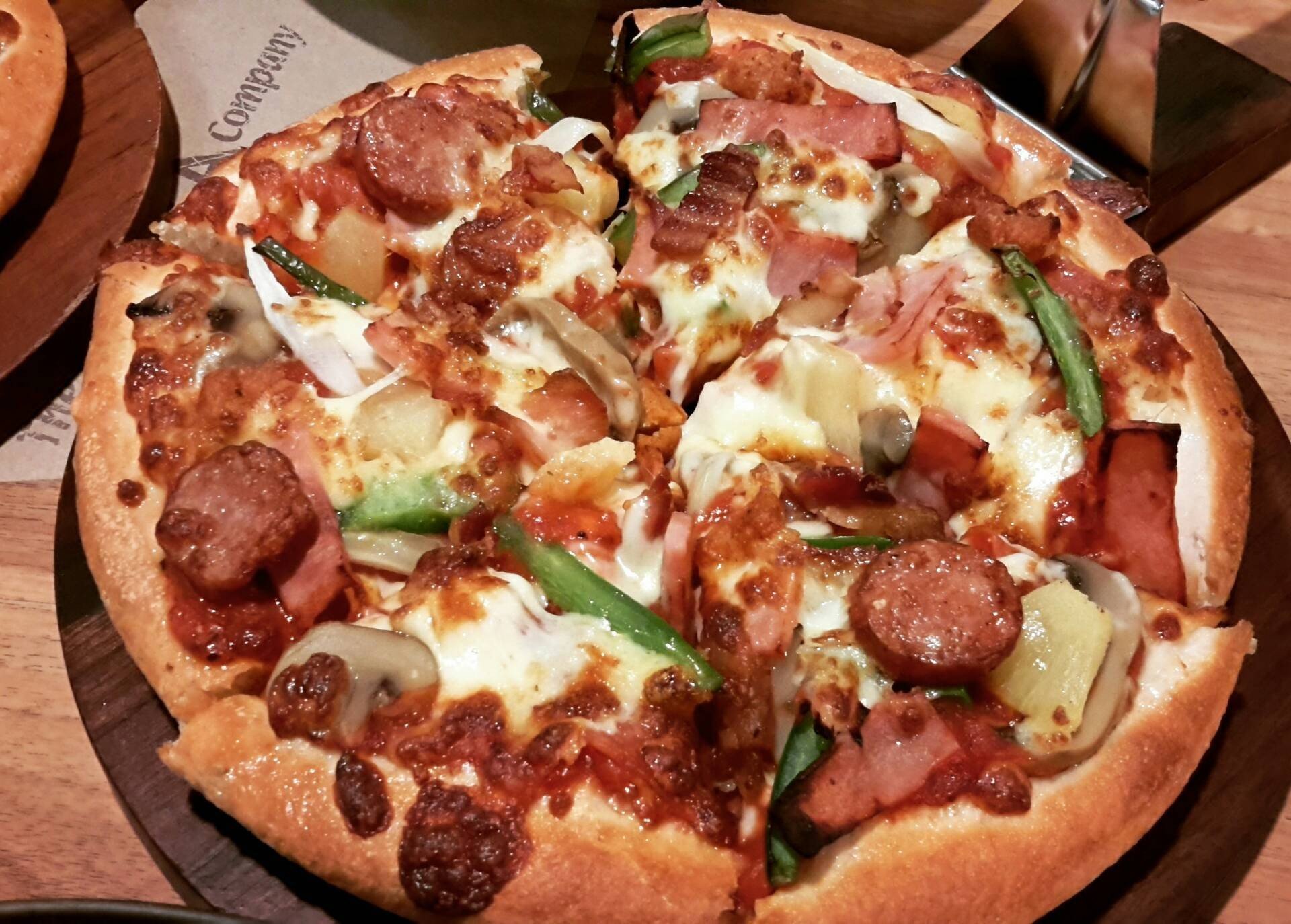 พิซซ่าถาดกลาง Super Deluxe ร้าน The Pizza Company เซ็นทรัลรัตนาธิเบศร์