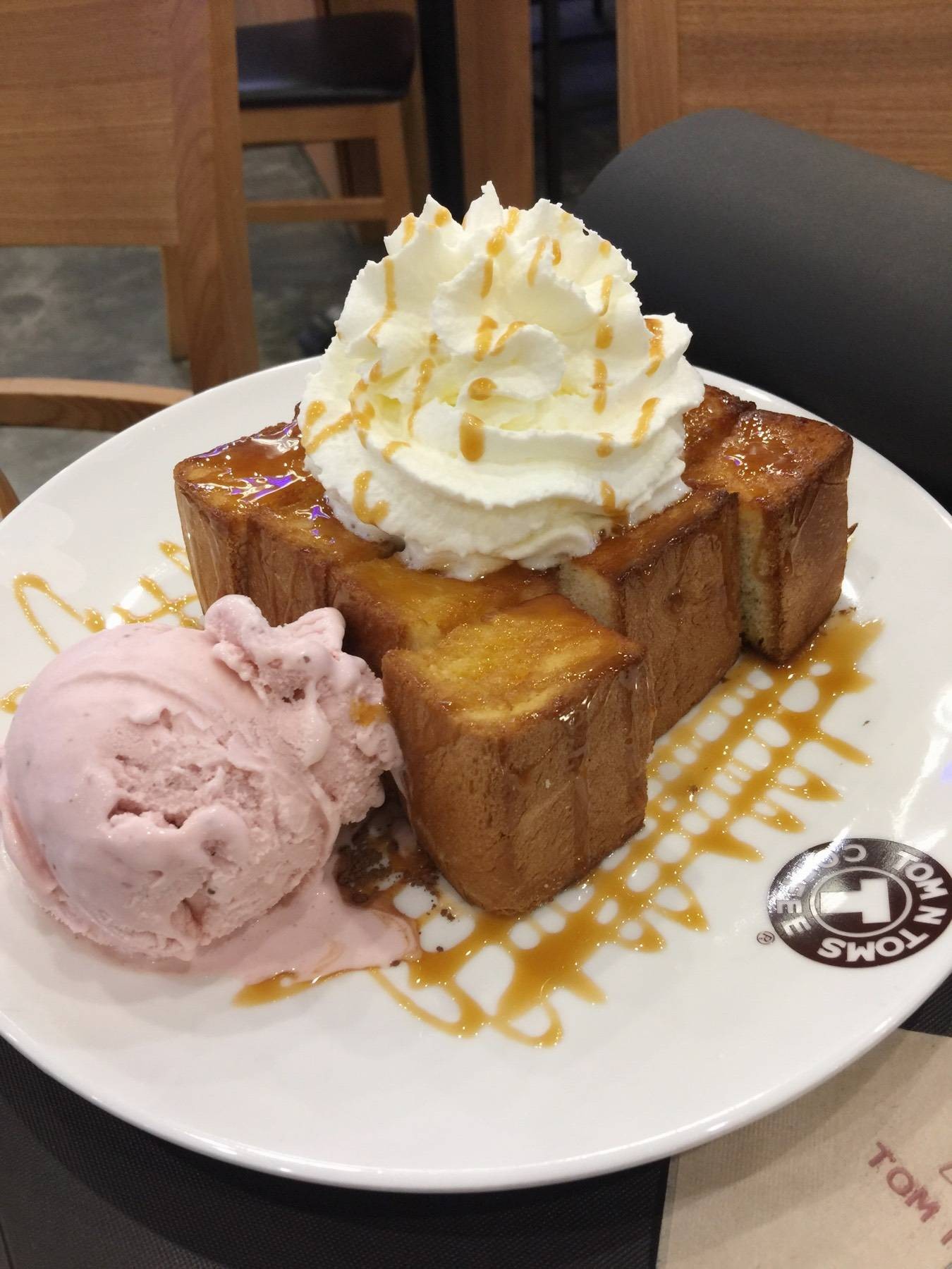 ร้าน TOM N TOMS COFFEE ดับเบิ้ลยู ดิสทริ๊ค รีวิวร้านอาหาร