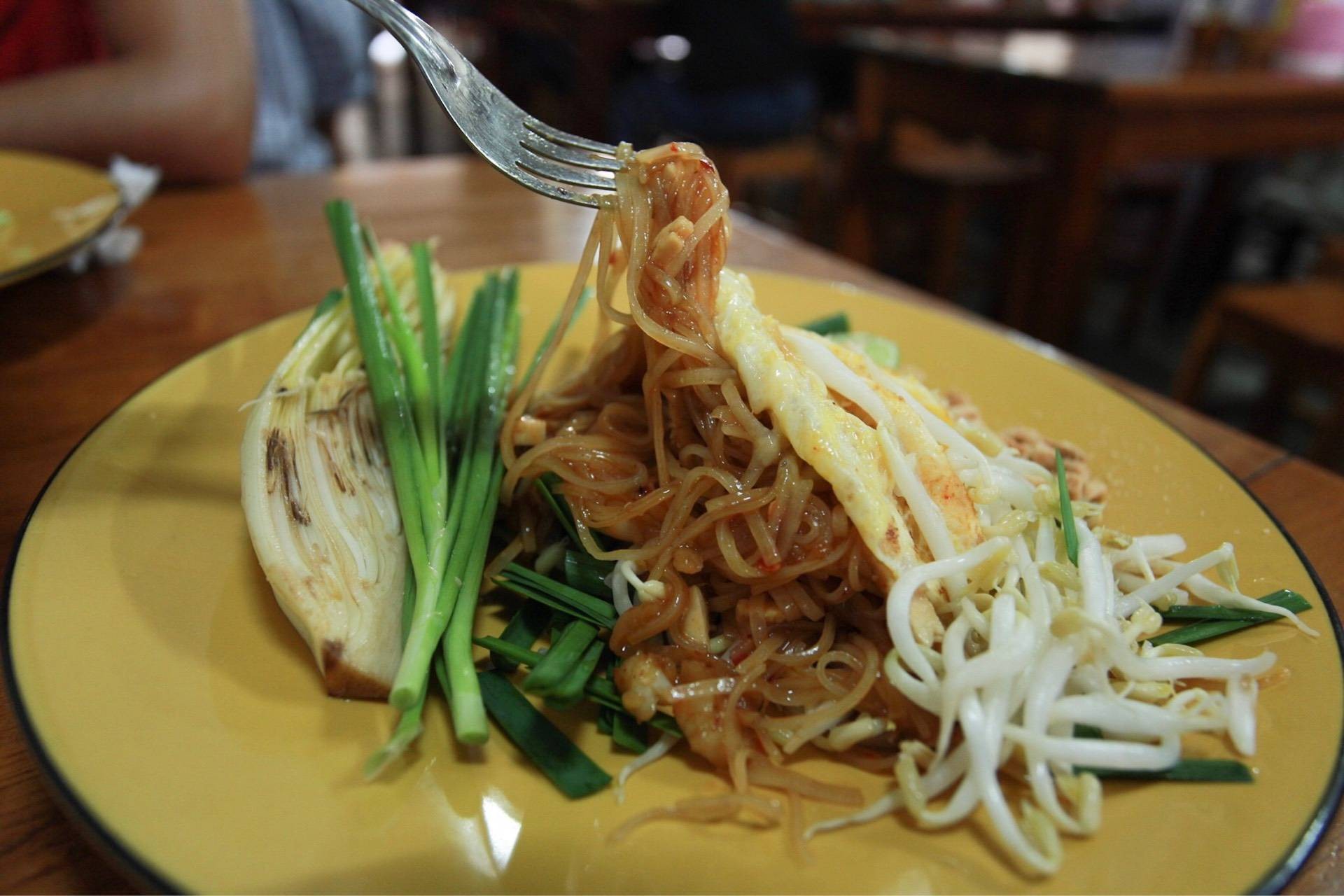 รีวิว ผัดไทห่อไข่ (ผัดไทกะทะทอง) ถนนขวาง - ผัดไทรสชาติดีมากครับ ผัดเส้น ...