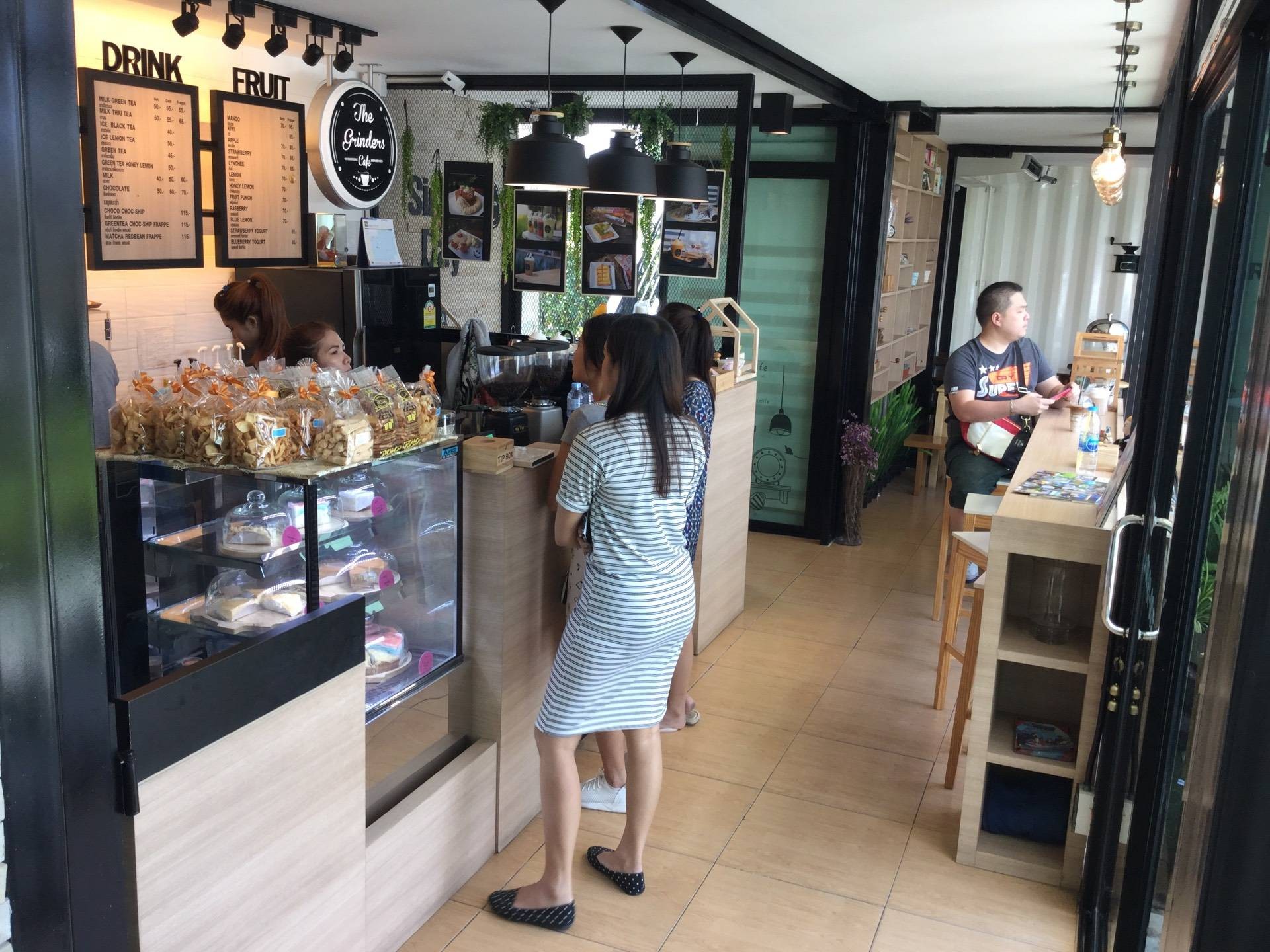 รีวิว The Grinders Cafe โครงการชวนชื่นการ์เด้น ผ่านมาบนถนนกาญจนาใกล้