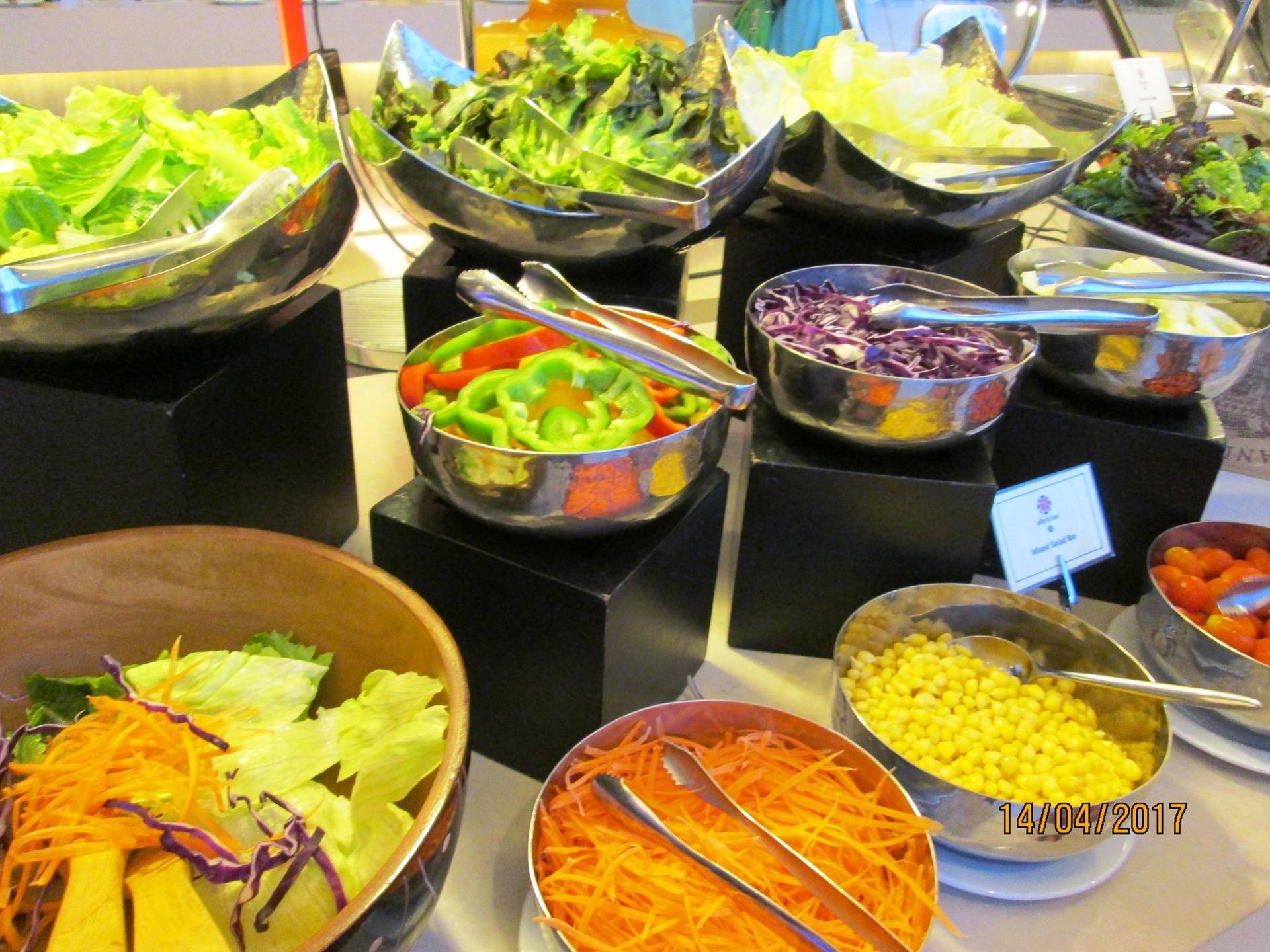 Mixed Salad Bar ร้าน Albricias Restaurant โรงแรมชาเทรียม เรซิเดนซ์ สาทร