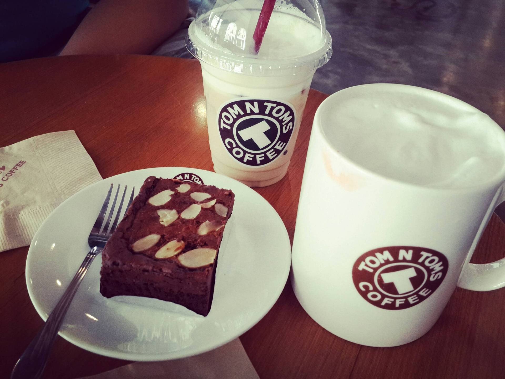 รีวิว TOM N TOMS COFFEE Venice Di Iris ToM ToM coffee cake ยามบ่าย