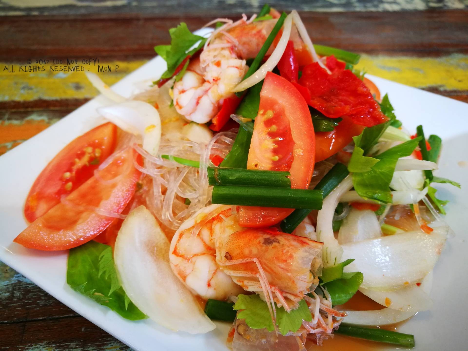 ยำทะเล • มีกุ้ง 4 ตัวในยำทะเล ที่เหลือคือวุ้นเส้นอืดๆ ร้าน ครัวแม่เชื่อม