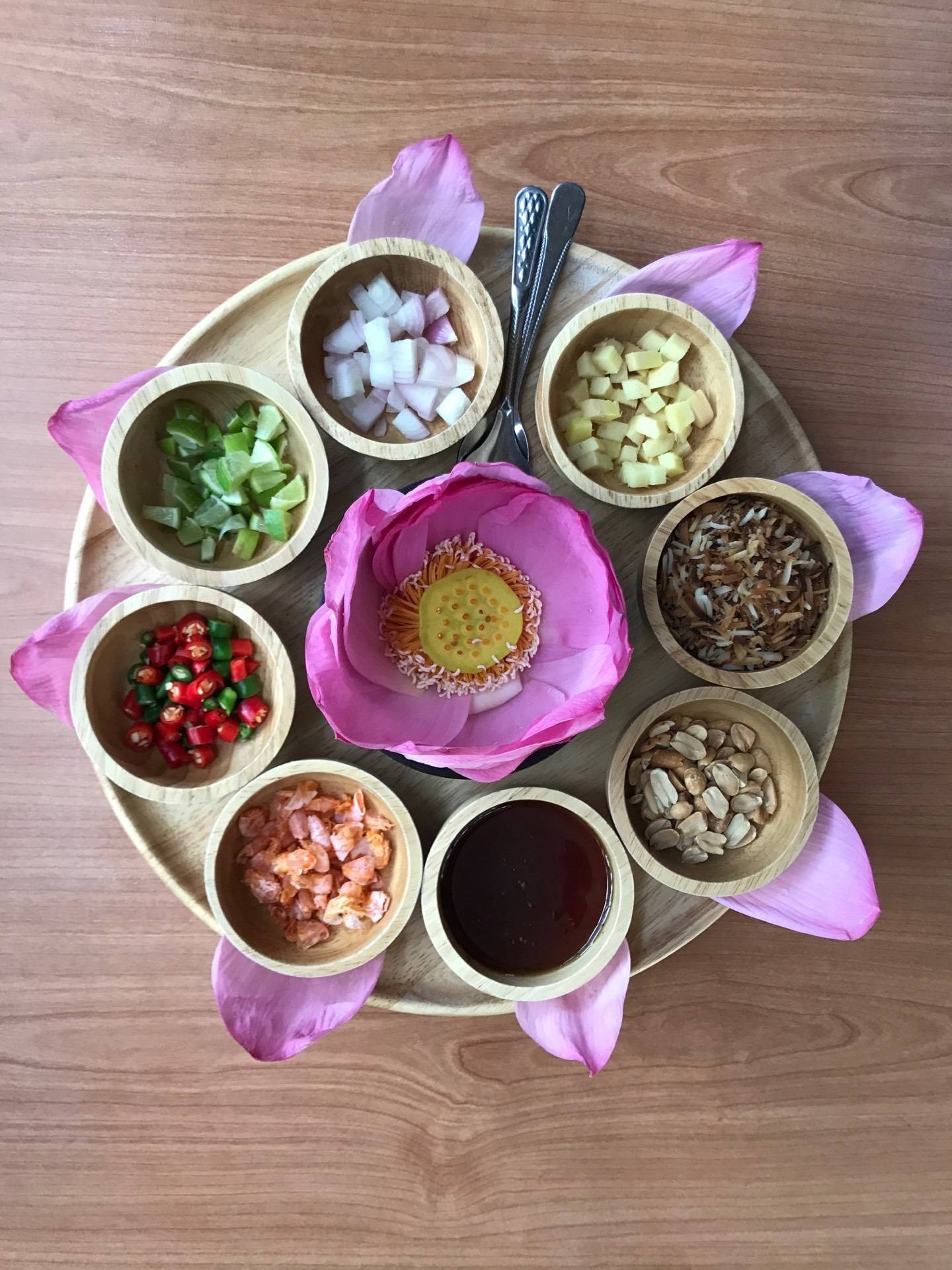 Red Lotus Cafe ตลาดทุ่งบัวแดง บางเลน