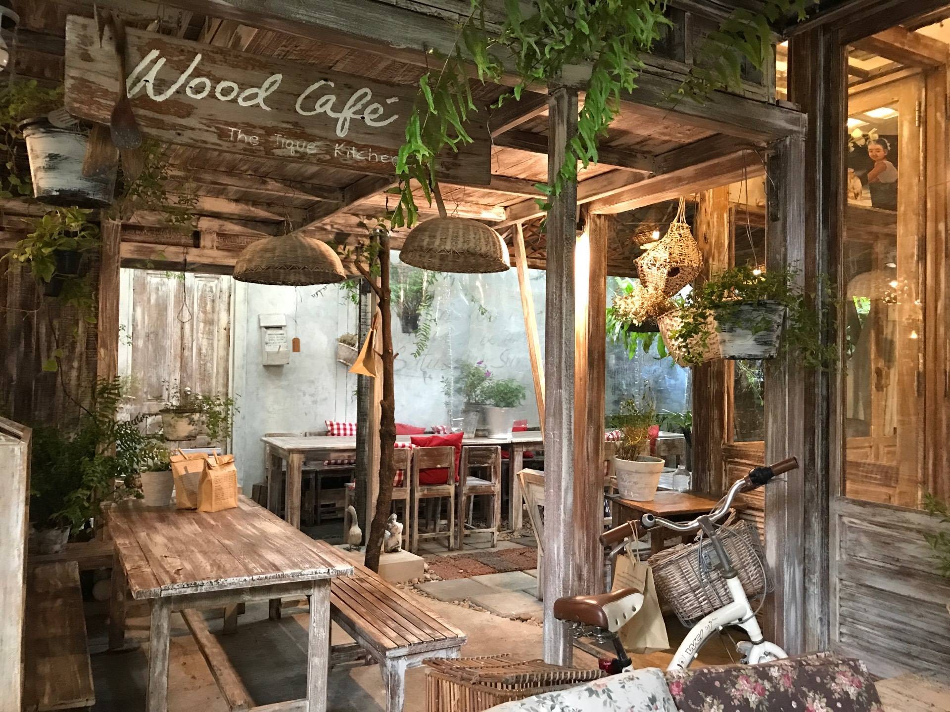 รีวิว Wood Cafe ลาดพร้าววังหิน 48 เค้กอร่อย ร้านสวย บรรยากาศดี มีที่จอด