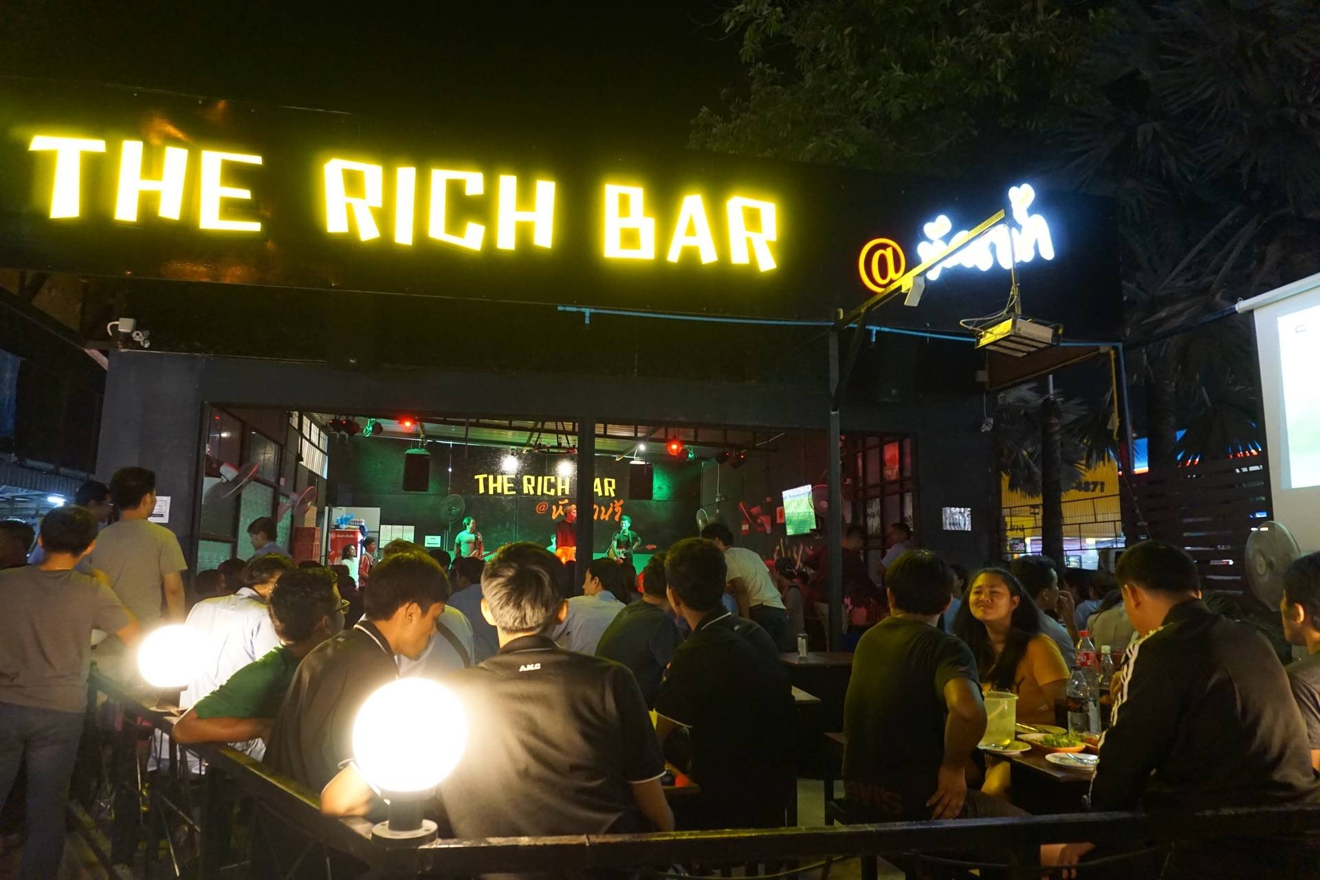 รีวิว THE RICH BARหัวราน้ำ บรรยากาศร้านนั่งชิว มีดนตรีสดฟัง ไม่พูด