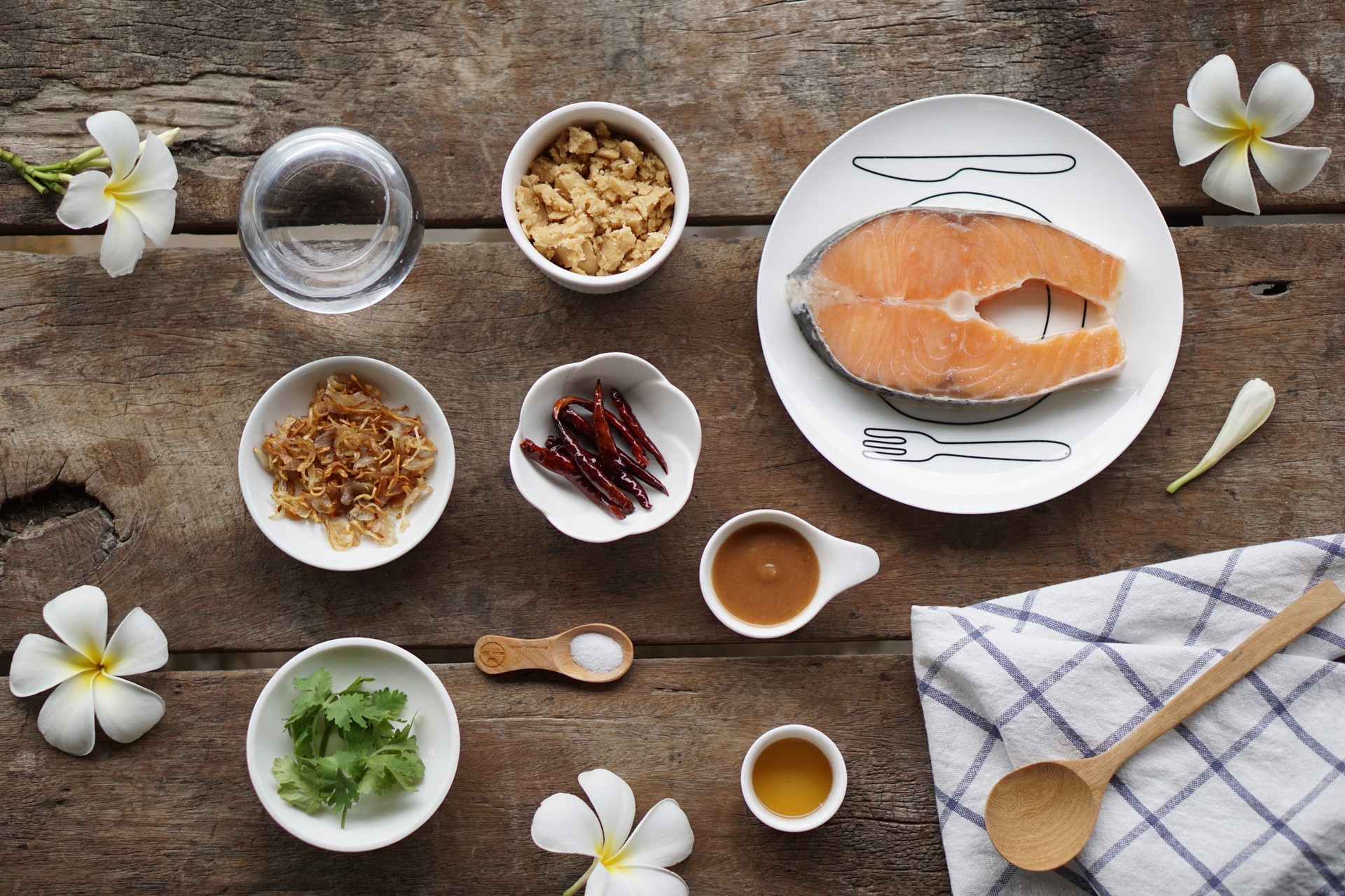 วัตถุดิบเมนูแซลมอนซอสมะขาม