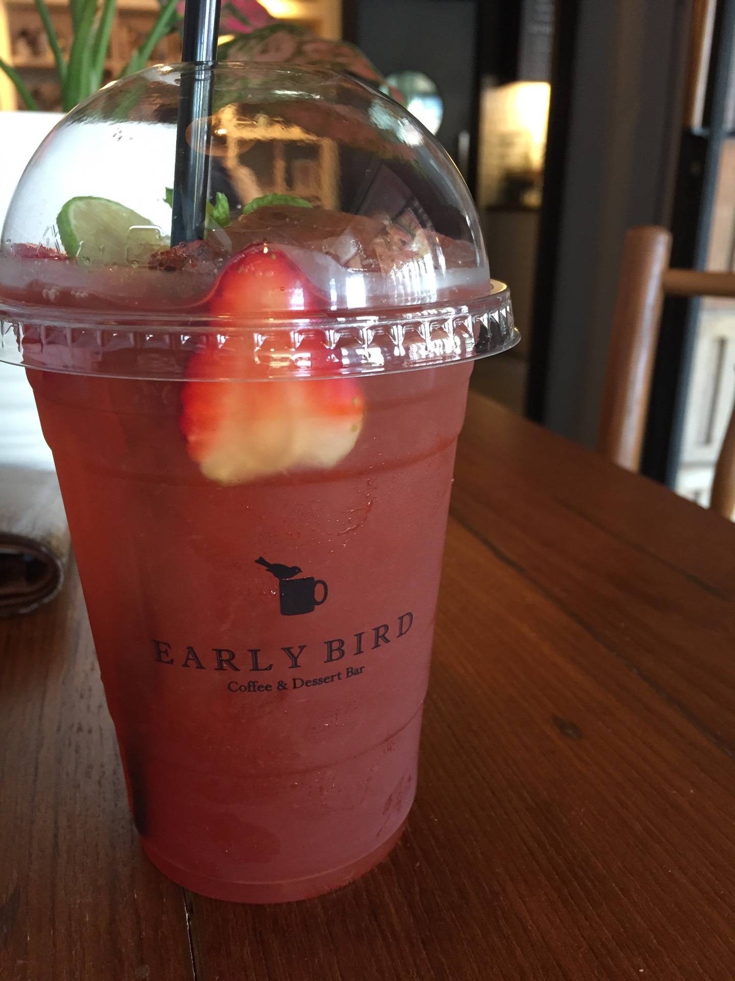 รีวิว EARLY BIRD Coffee & Dessert Bar สูบบุหรี่ได้ มีที่จอดรถเยอะ