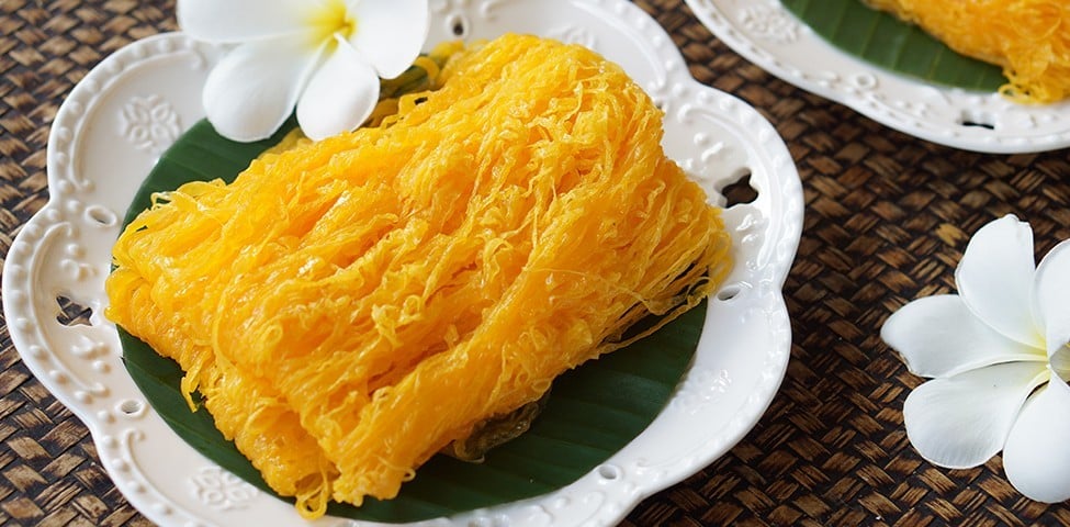 วิธีทำ “ฝอยทอง” เมนูขนมไทย ที่แค่มีใบตองก็ทำฝอยทองได้!