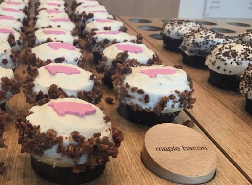 ร้าน Sprinkles Cupcakes Disneyland Dr, Anaheim, CA รีวิวร้านอาหาร