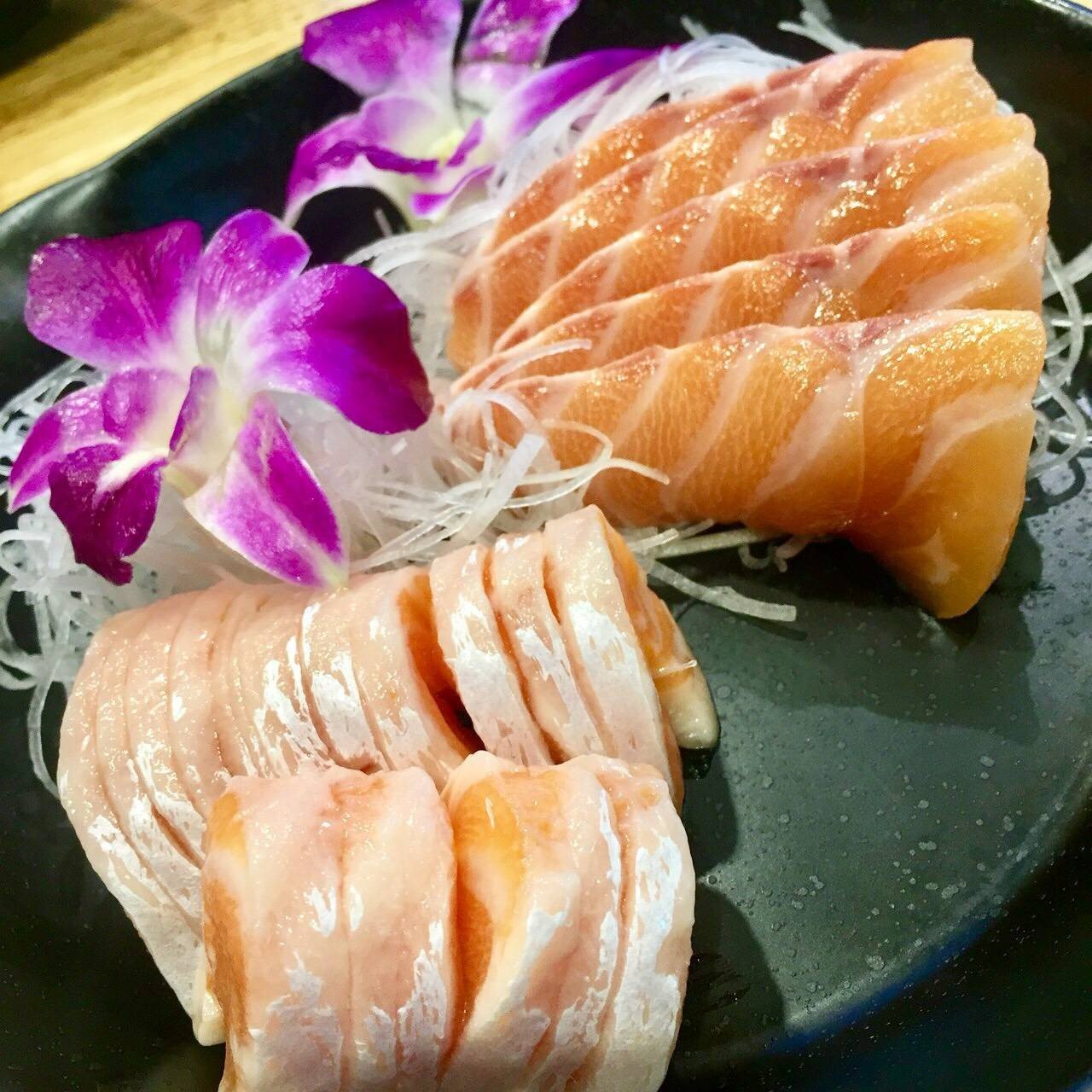 Salmon Sashimi + Salmon Toro ร้าน FUKU INTOWN เซ็นเตอร์ วัน อนุสาวรีย์ Wongnai