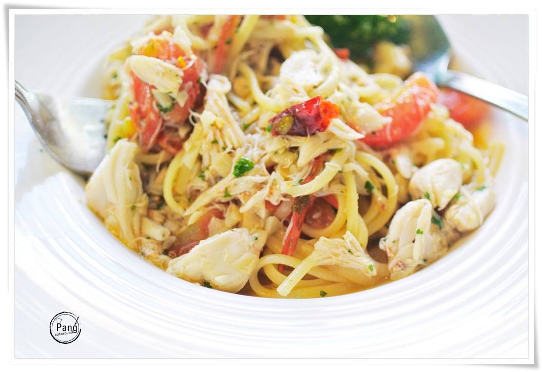 Linguine with crab meat, chilies , white wine sauce • Linguine with