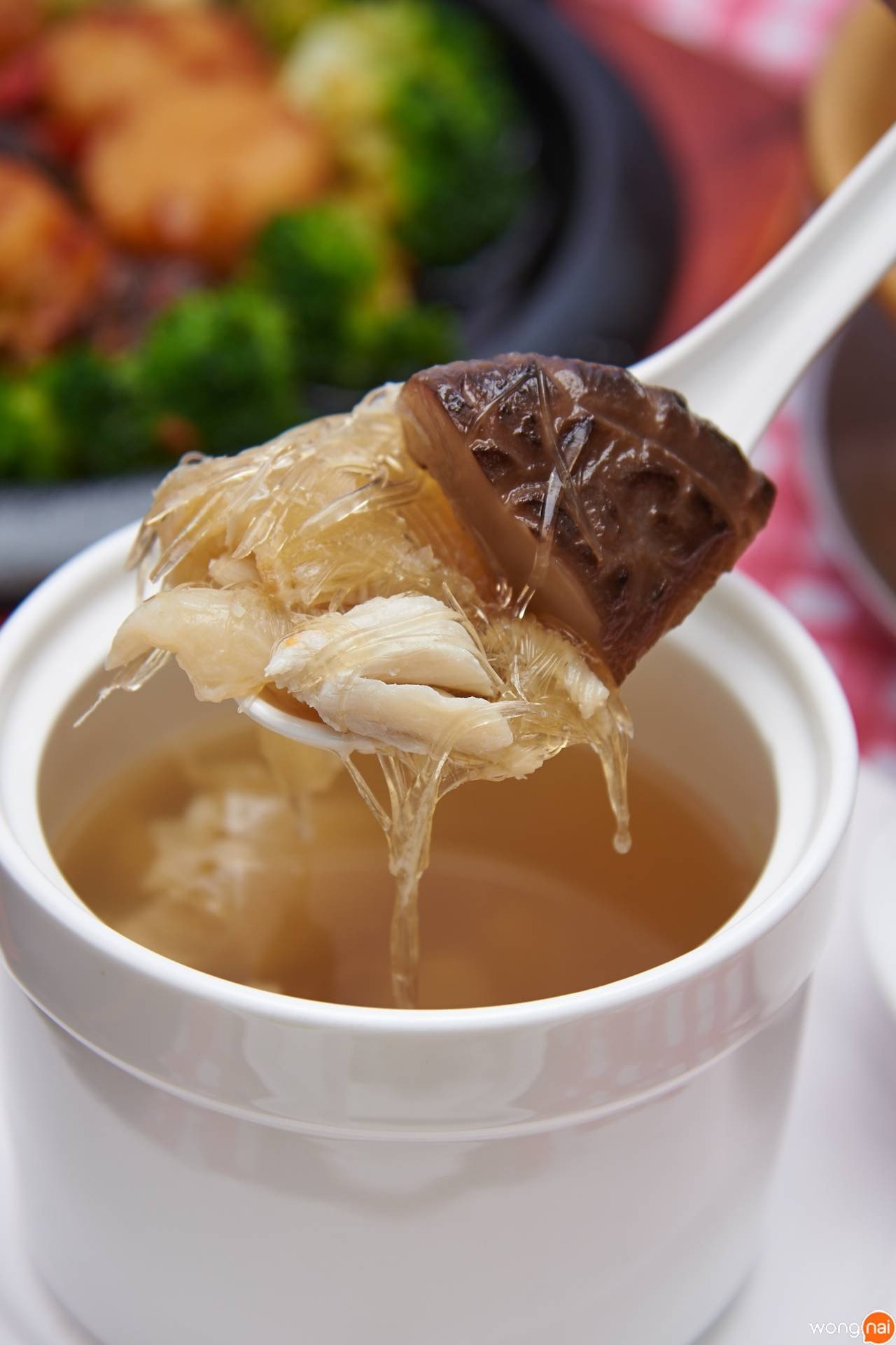 หูฉลามเช็งตุ๋น น้ำใส ของ ร้าน คิวทอง คิทเช่น