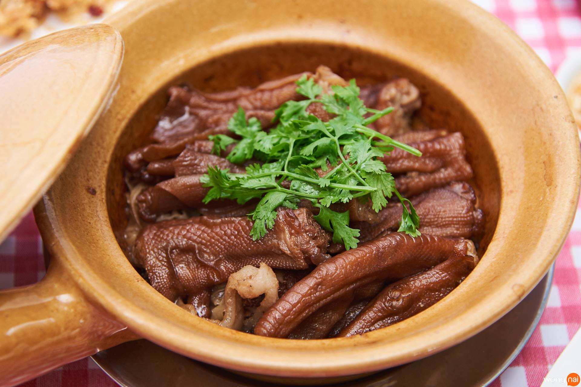 ขาห่านอบหมี่ ของ ร้าน คิวทอง คิทเช่น