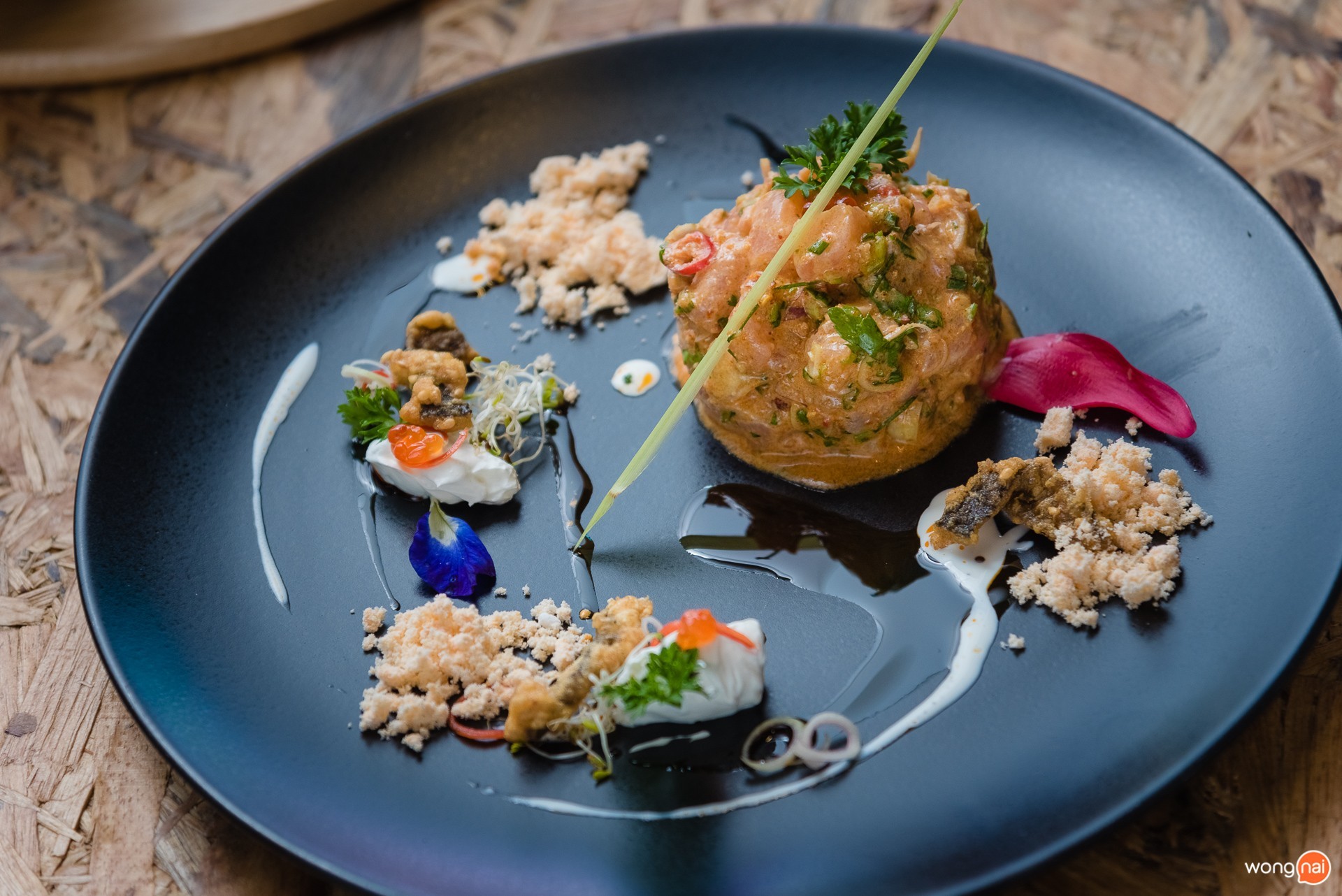 เมนู “Sake Sakura Spicy Salad” ของร้าน “Masaaki Sushi” ภูเก็ต