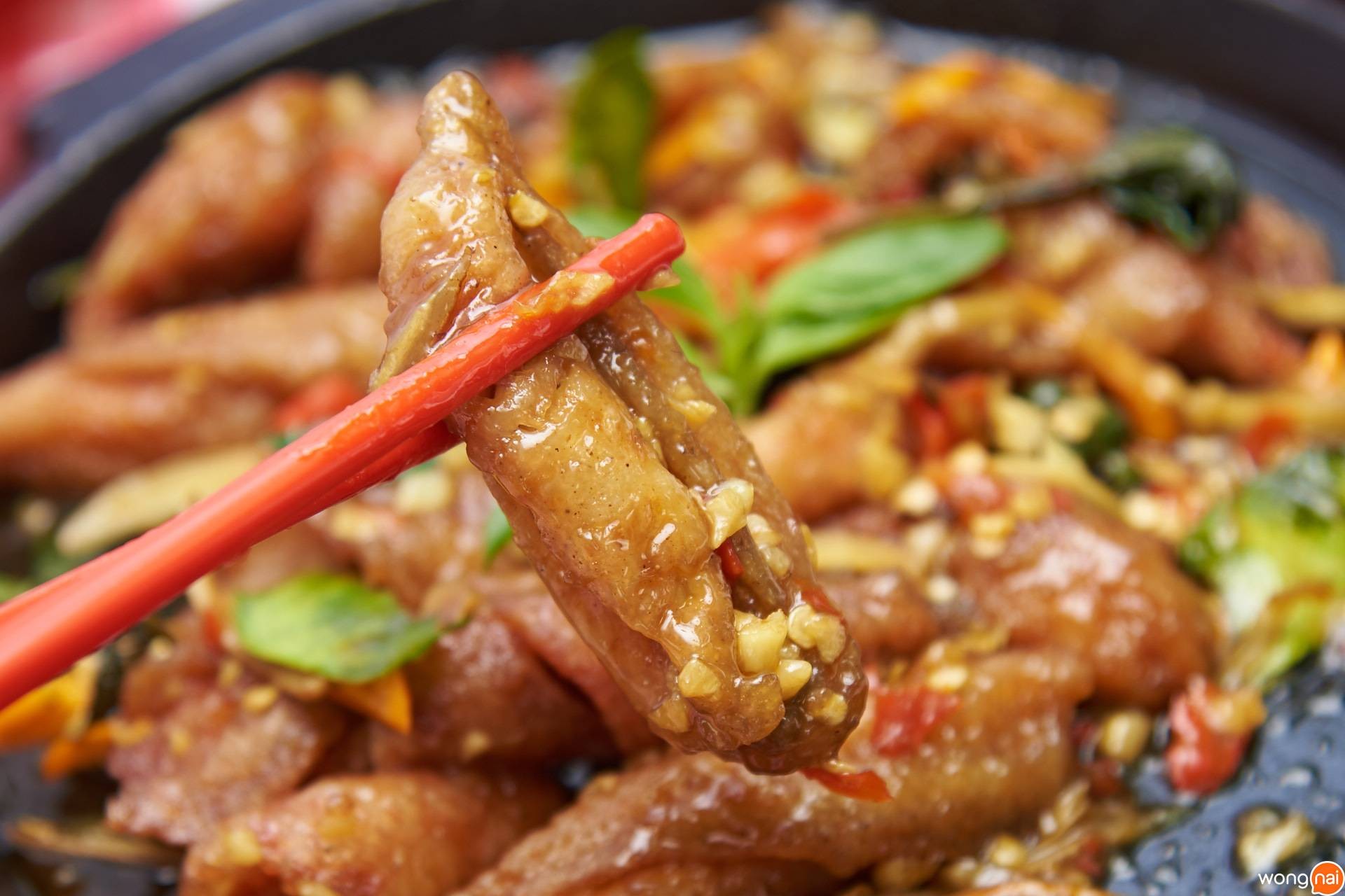 เนื้อปลากะพงผัดฉ่ากระทะร้อนของ ร้าน คิวทอง คิทเช่น