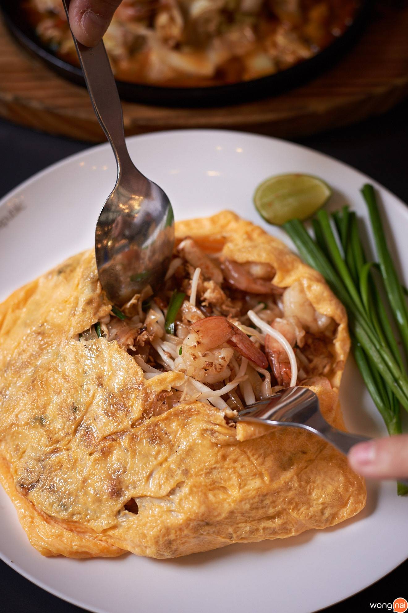 ผัดไทยกุ้งสดห่อไข่ Food Republic