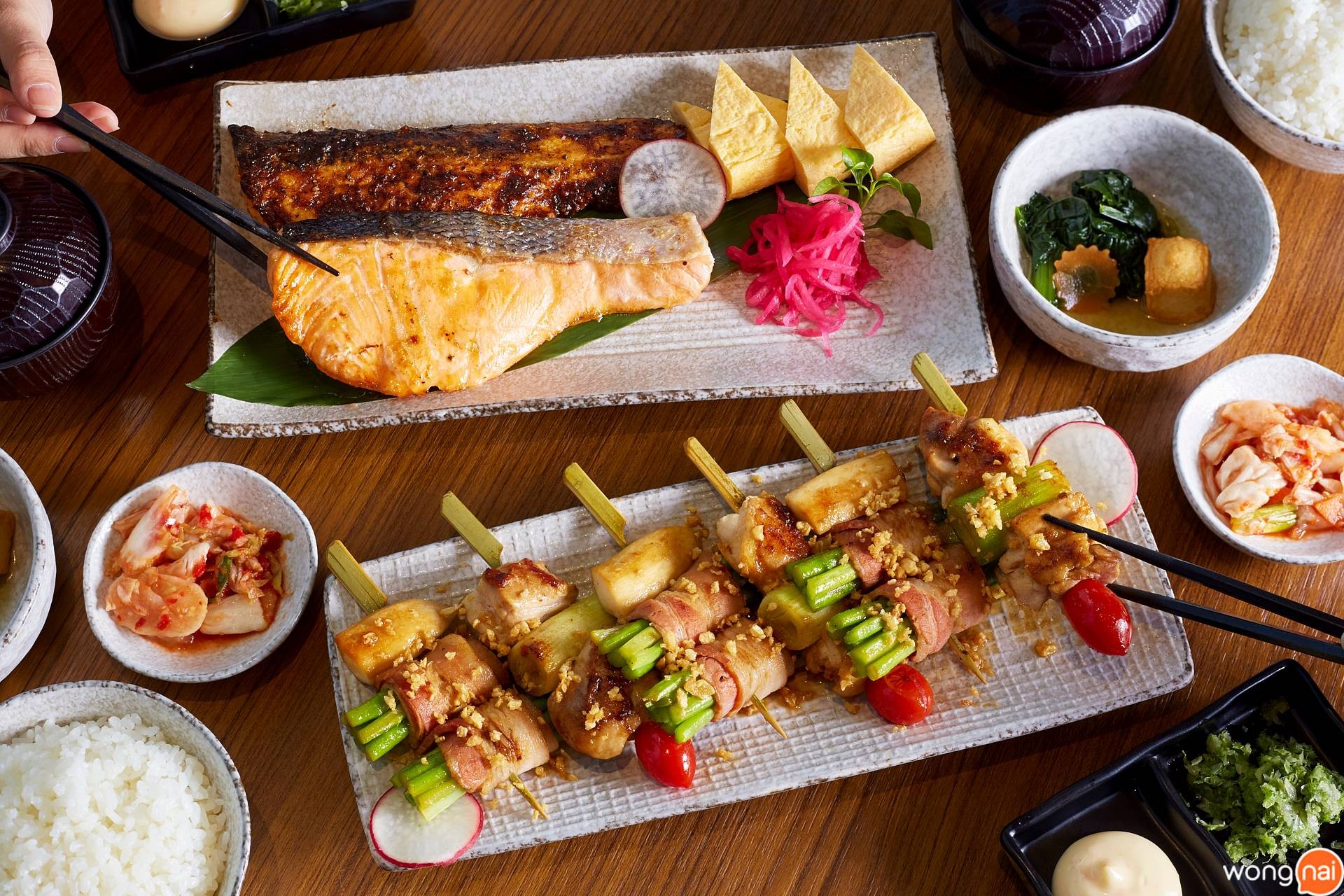 “ชุดดับเบิลแซลมอน และแซลมอนเบคอนเสียบไม้” ของร้าน ZEN