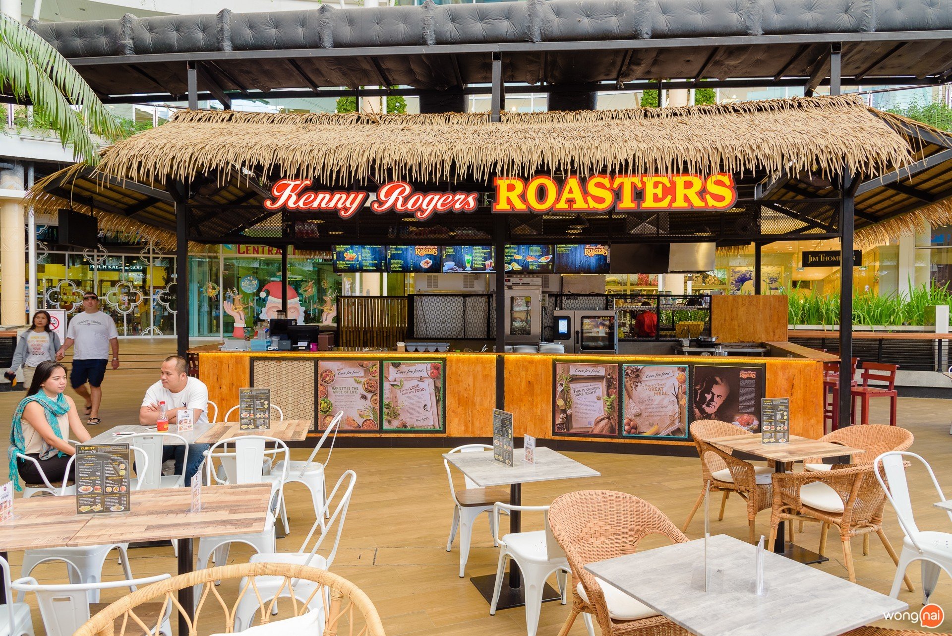 บรรยากาศหน้าร้าน “Kenny Rogers Roasters” ในโซน Public House ของห้าง Central Festival Phuket