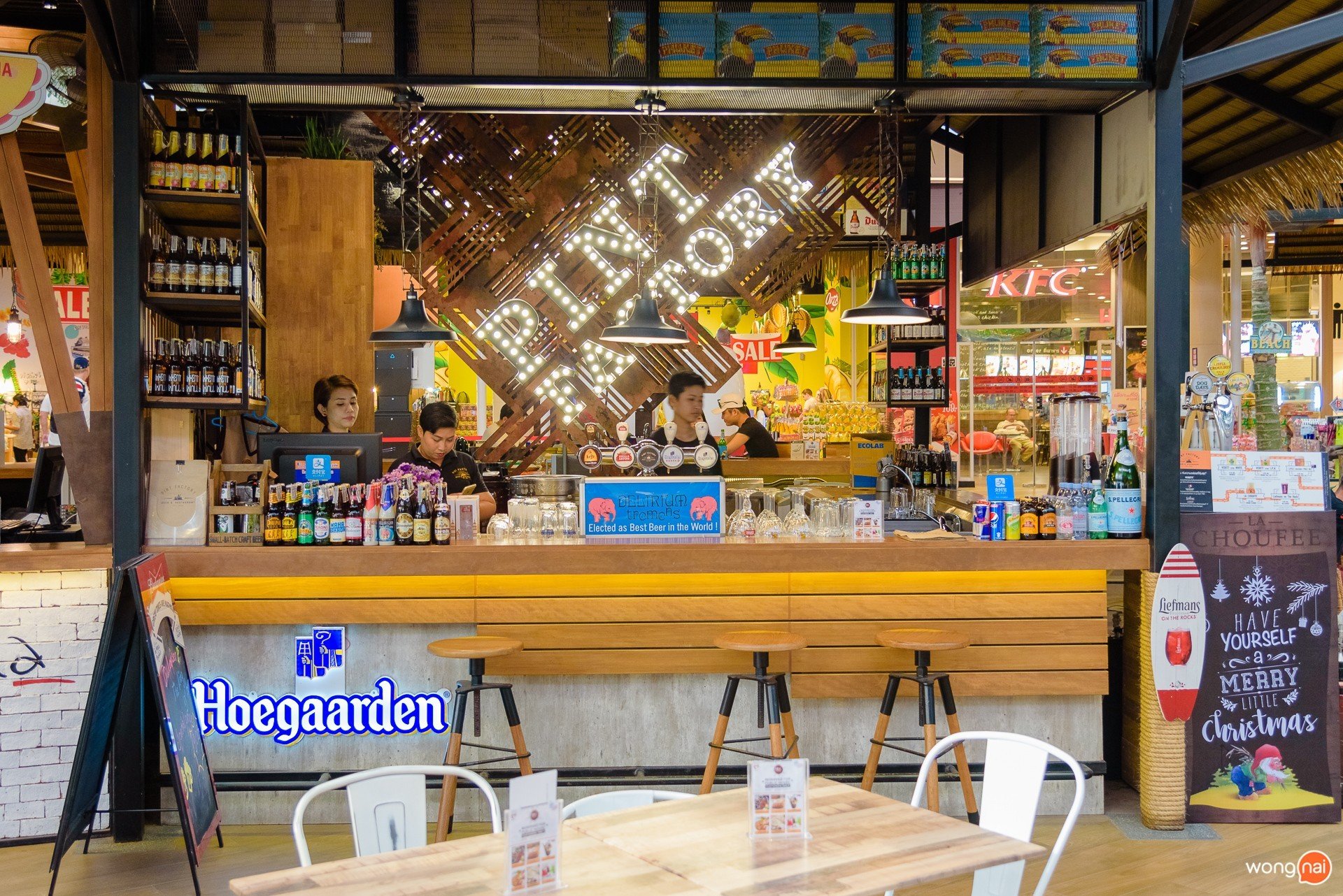 บรรยากาศหน้าร้าน “Pint Factory” ในโซน Public House ของห้าง Central Festival Phuket