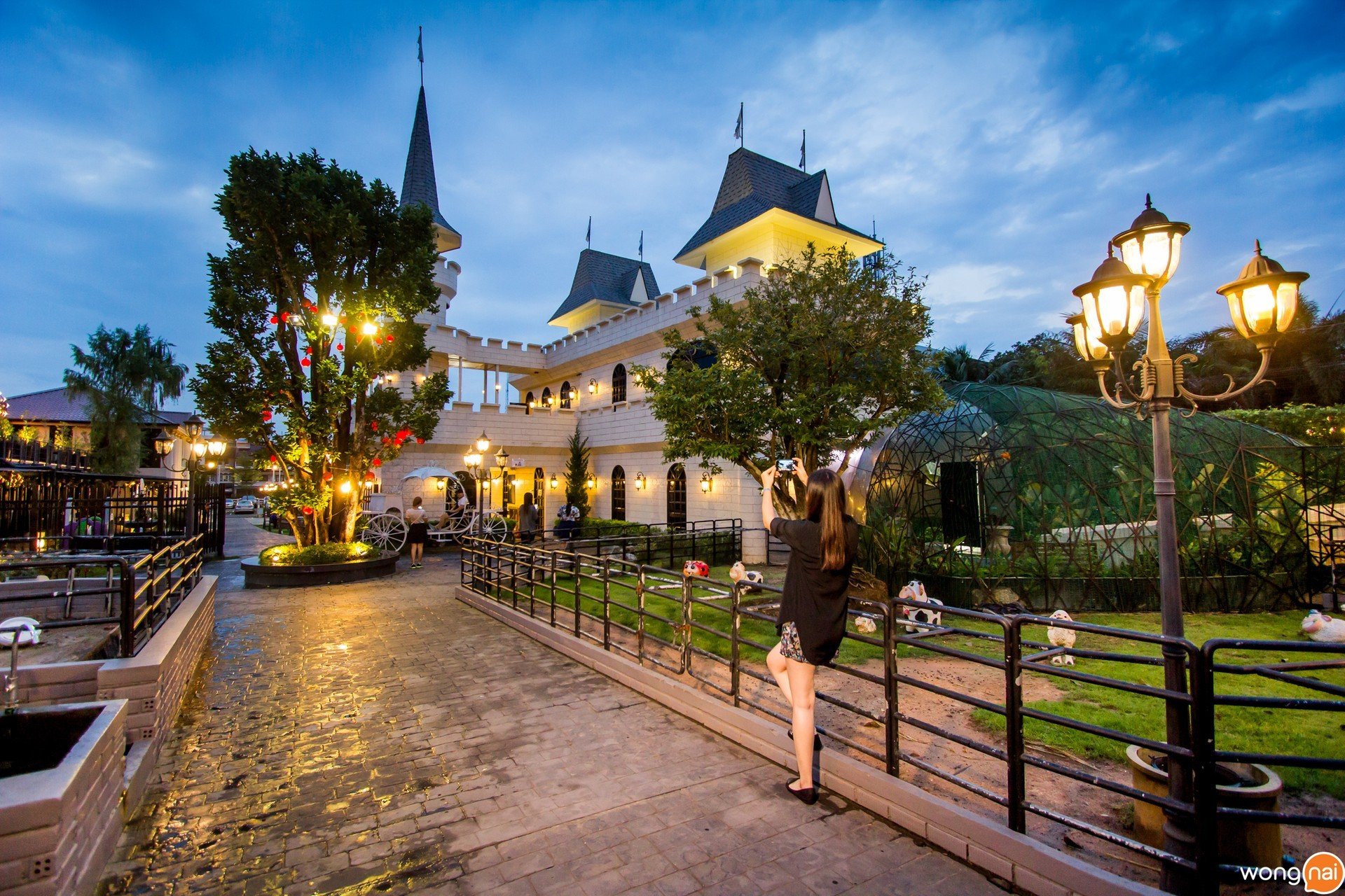 บรรยากาศสวนสวยและปราสาทเทพนิยาย ของสวนอาหาร Wine Village