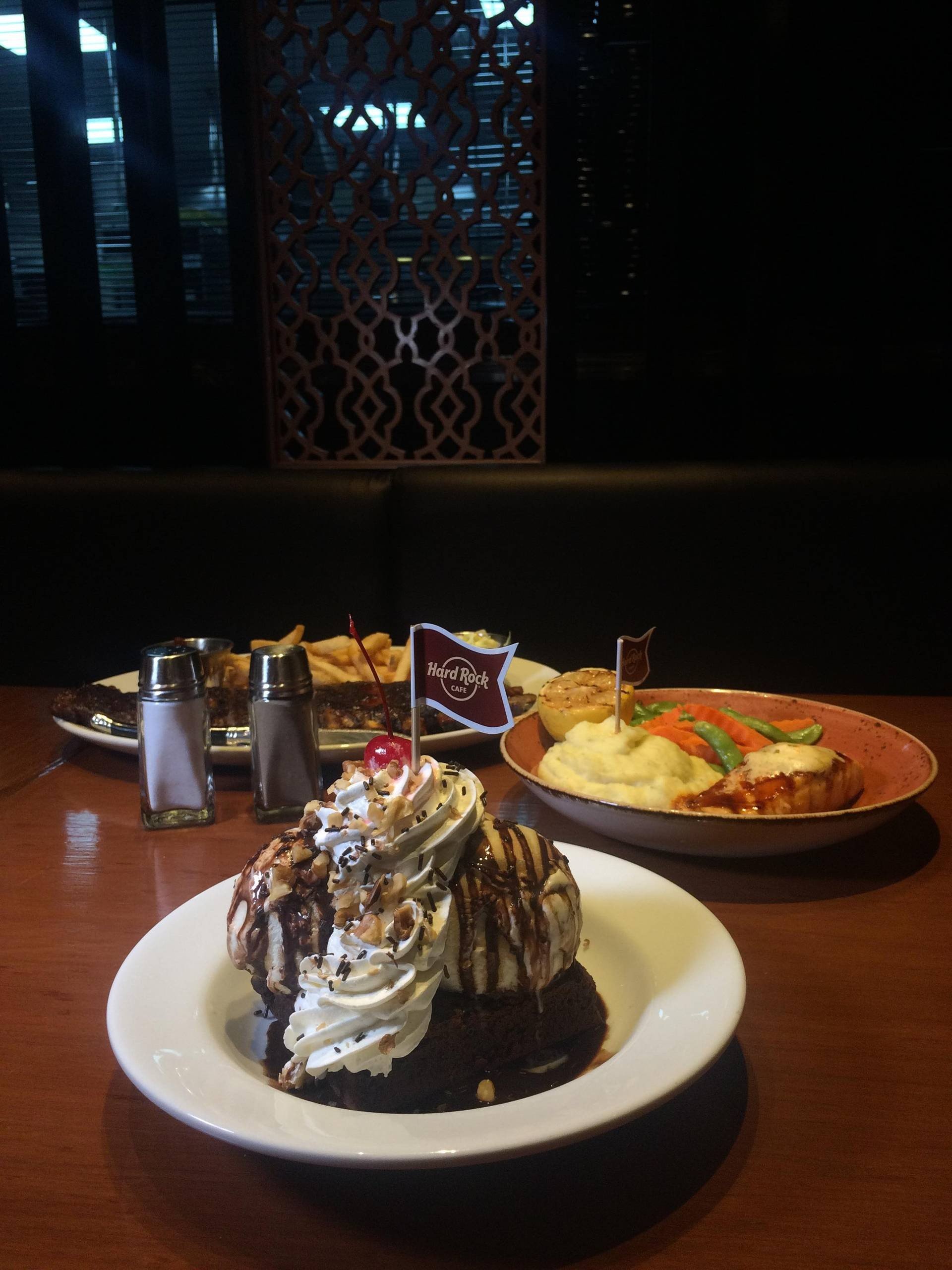 HOT FUDGE BROWNIE HOT FUDGE BROWNIE ร้าน Hard Rock Cafe Hard Rock Hotel