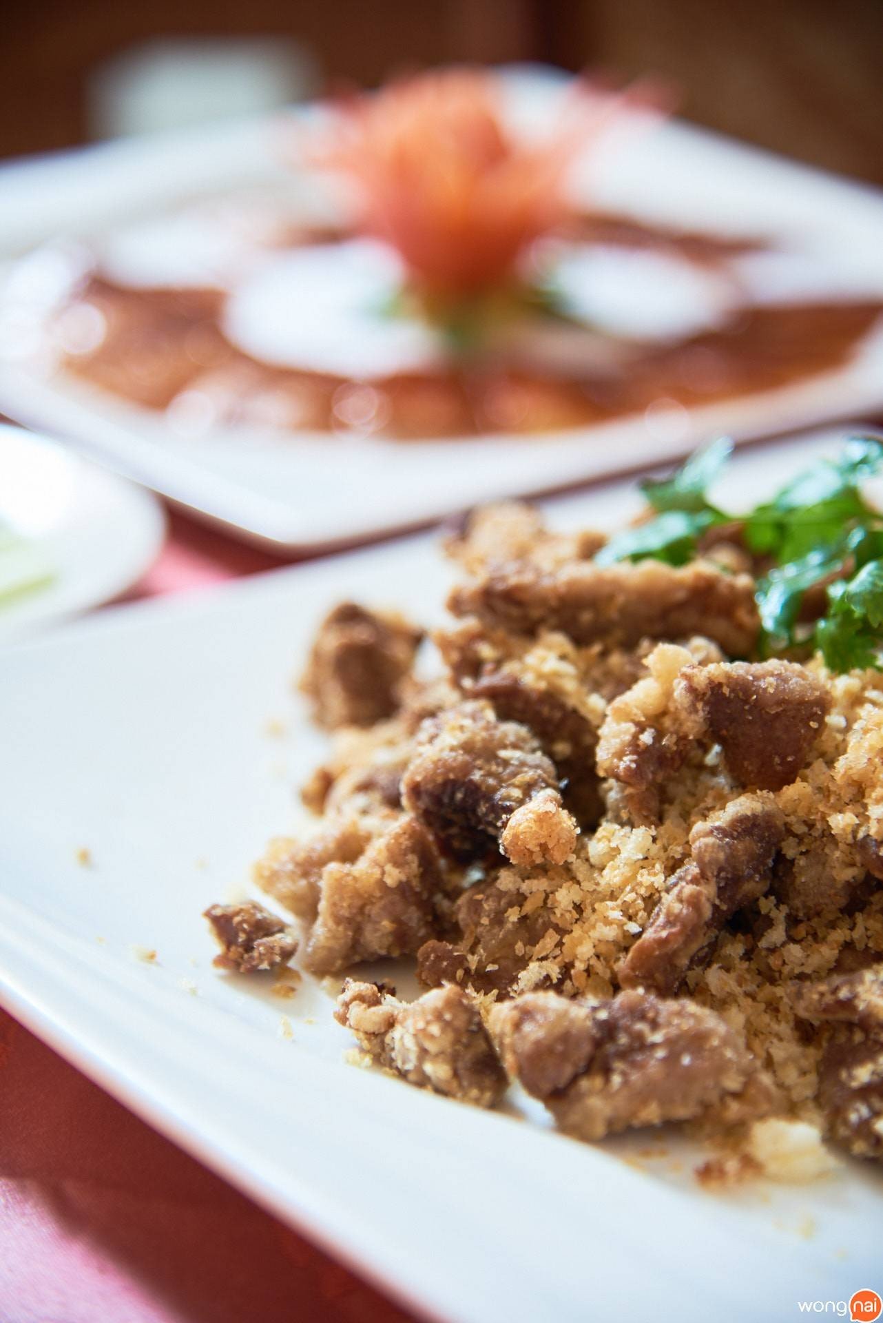 “เนื้อเป็ดทอดกระเทียม” ของร้าน Ho Kitchen Seafood