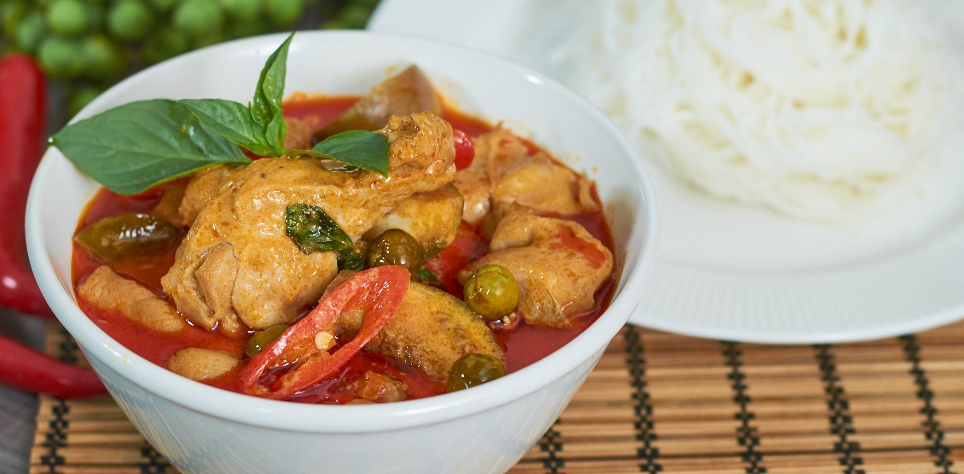 วิธีทำ “ขนมจีนแกงเผ็ดไก่” อร่อยแบบไทย ๆ เหมือนคุณยายทำให้กิน!