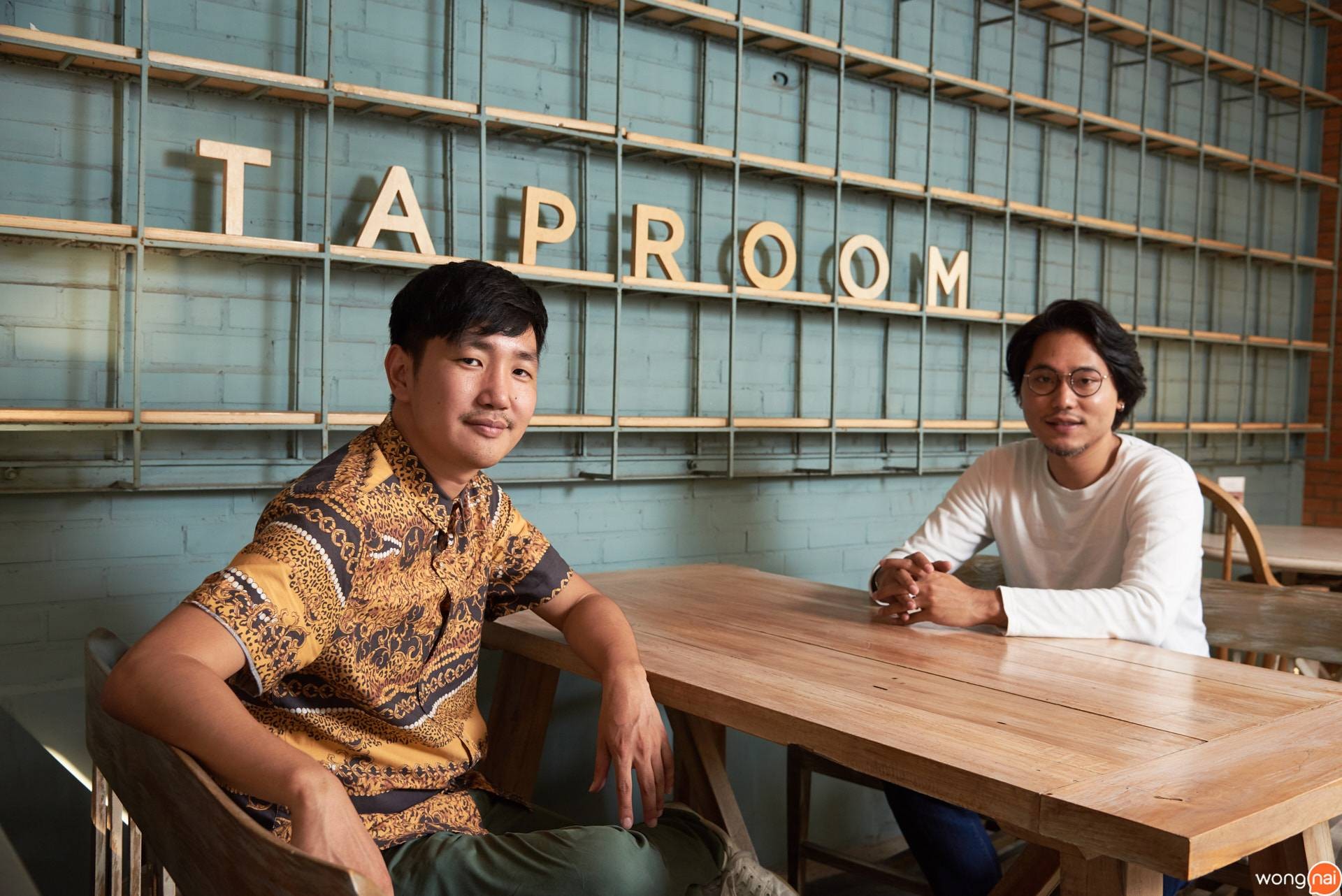 คุณแบงค์-รัชต์พล อึ้งสกุล และคุณคิว-ณัทธร วงศ์ภูมิ เจ้าของร้าน Taproom