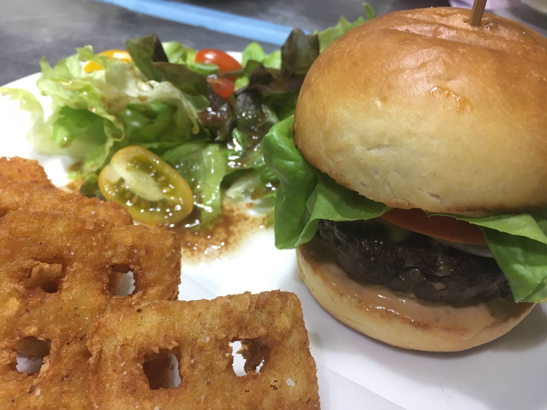 Hamburger with housemade buns ร้าน Butterhead Kitchen & Bake Shop