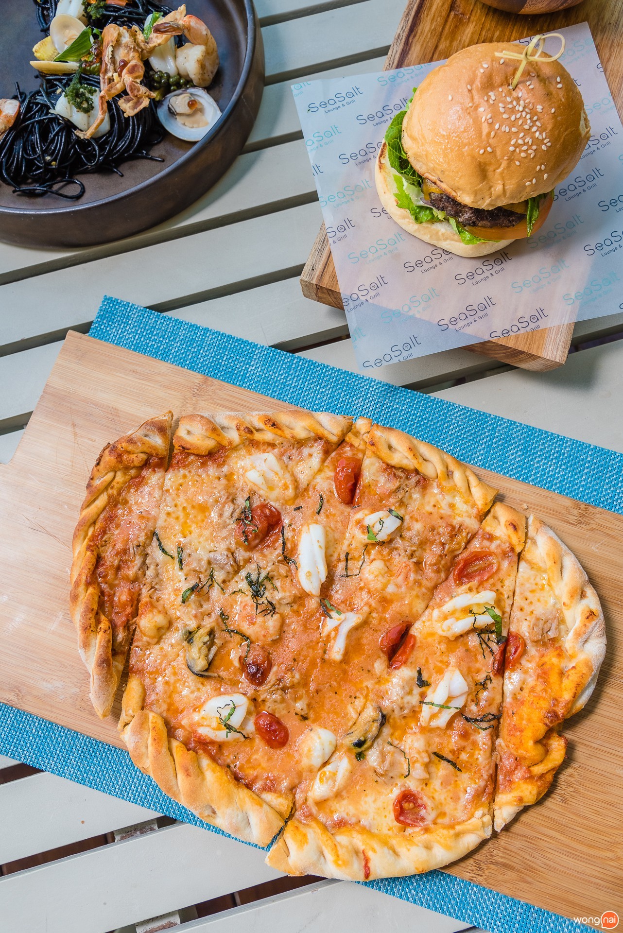 นั่งชิลล์ติดหาด กินซีฟู้ดสุดพรีเมียม "Sea Salt Lounge & Grill" ภูเก็ต