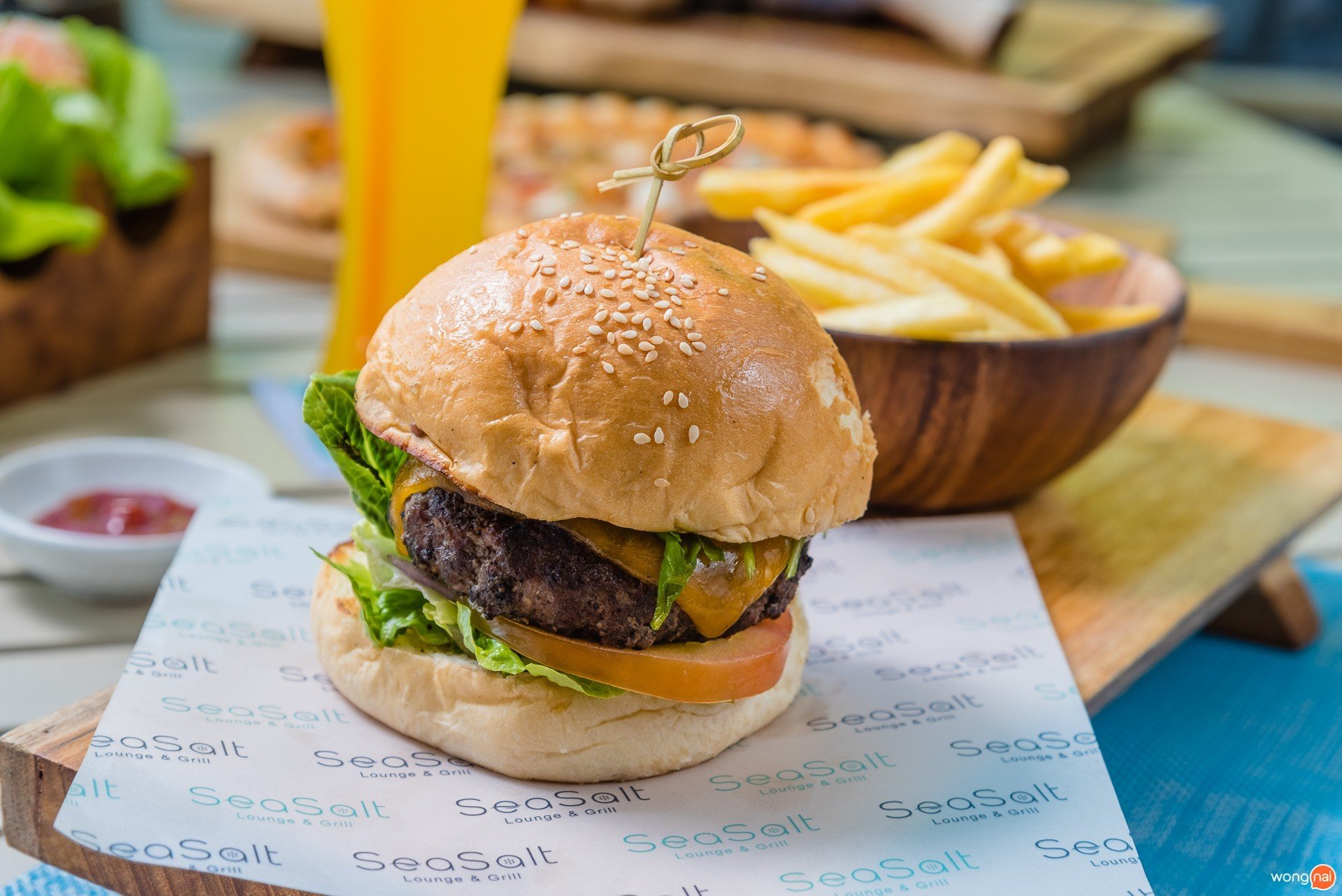 นั่งชิลล์ติดหาด กินซีฟู้ดสุดพรีเมียม "Sea Salt Lounge & Grill" ภูเก็ต