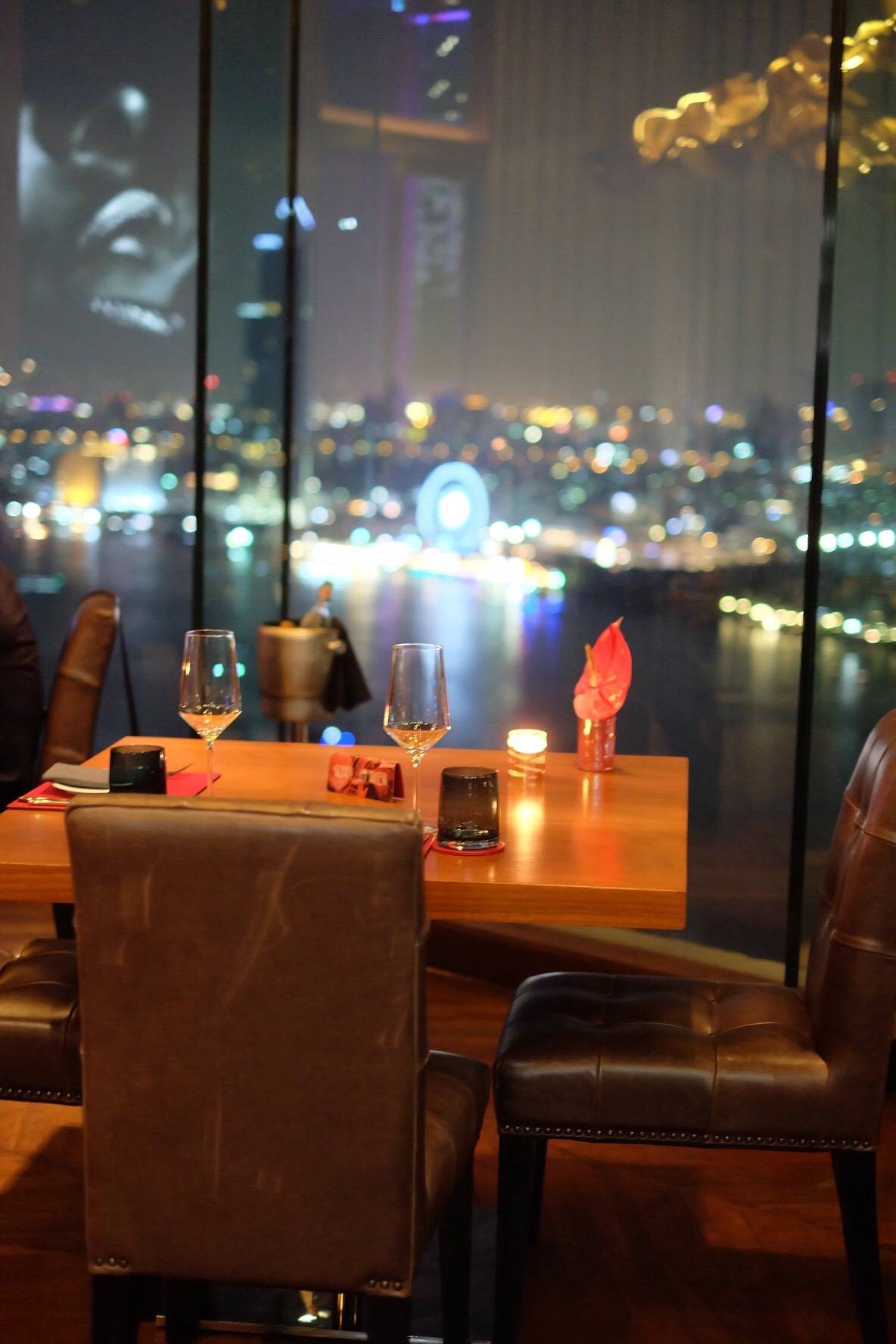 รูป ATTITUDE ROOFTOP BAR & RESTAURANT Avani Hotel