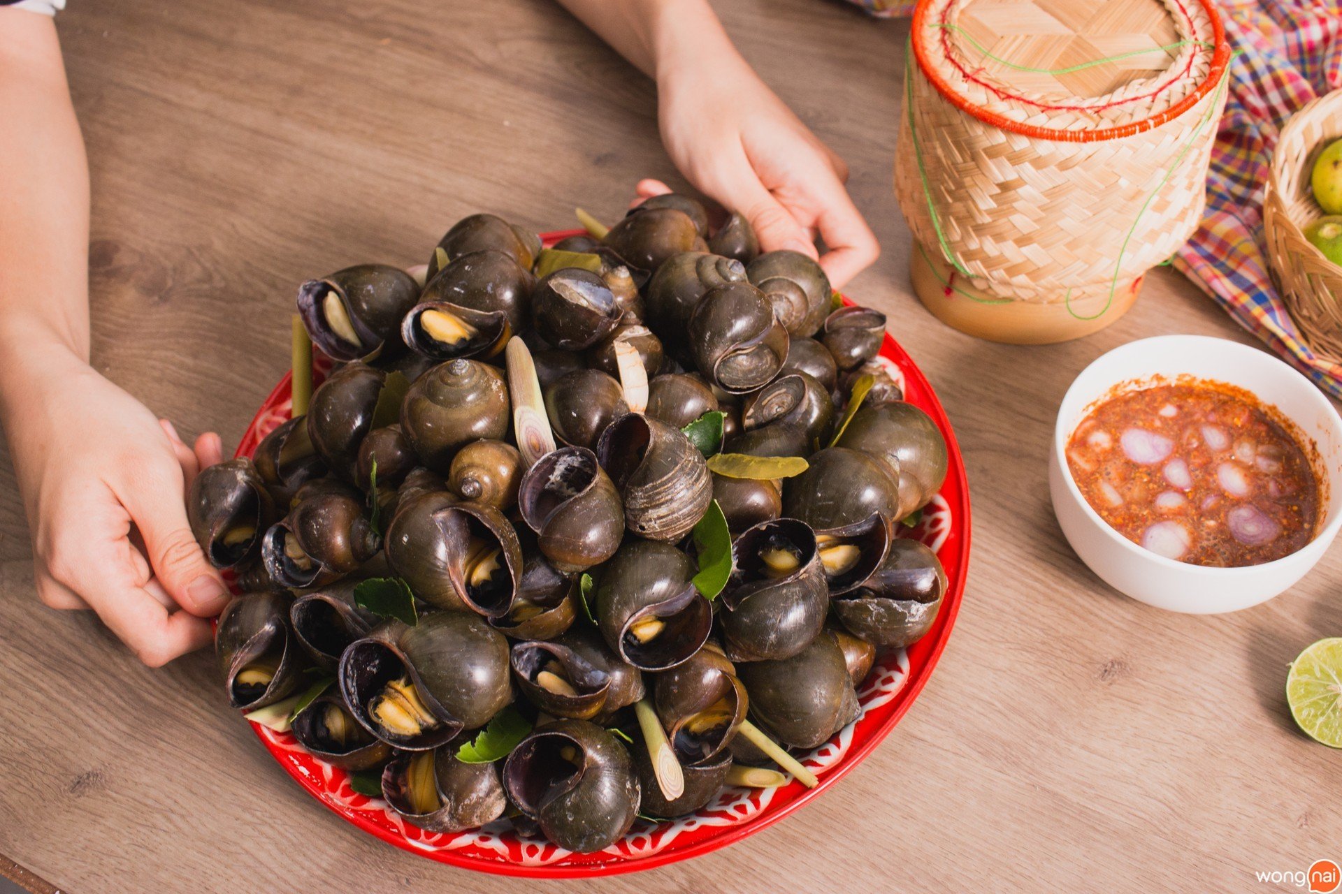 หอยโข่งนึ่งน้ำจิ้มปลาร้า